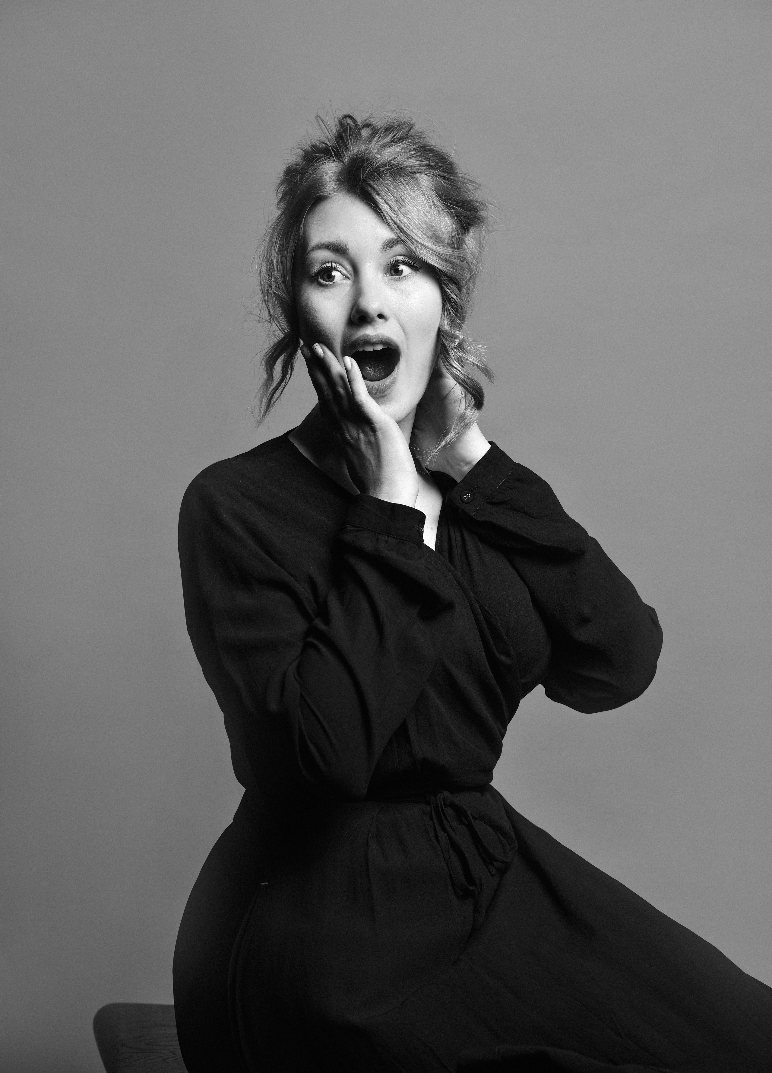 Студийная фотосессия красивой девушки в черно-белом стиле