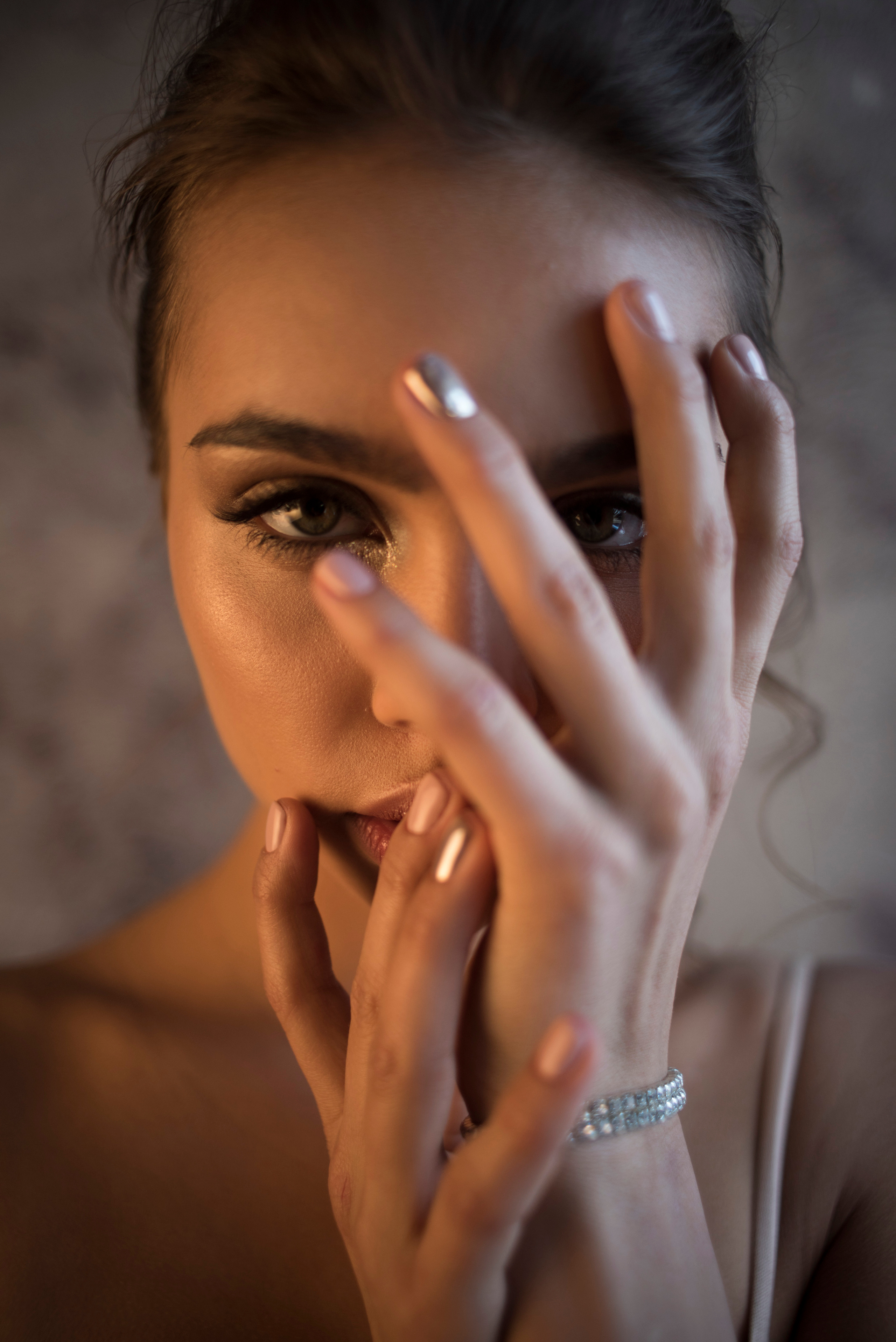 Студийная сьемка Алисы в различных нарядах при интимном освещении