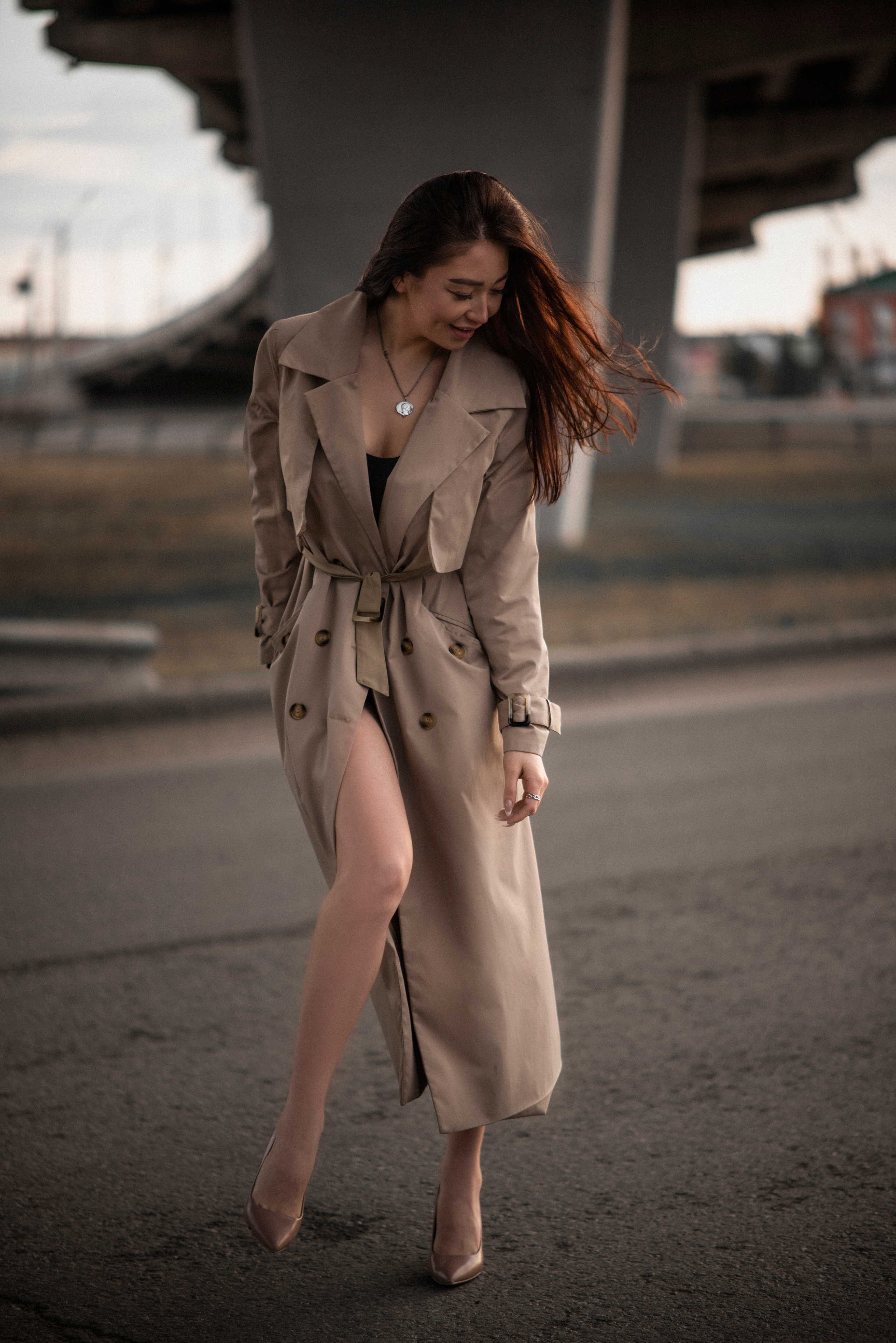 Городская фотосессия Регины на фоне автомобильного моста