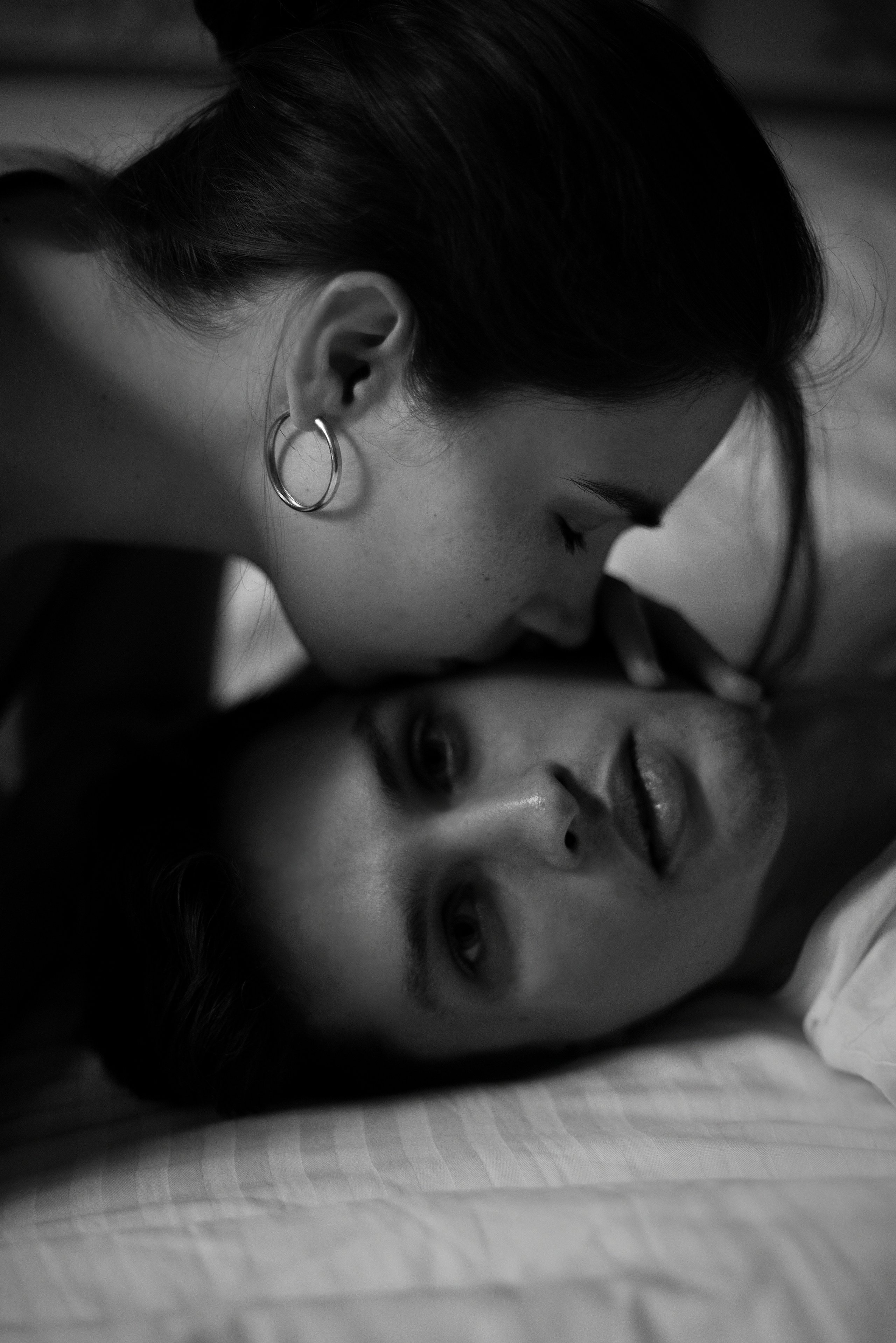 Студийная фотосьемка замечательной пары в стиле Love story