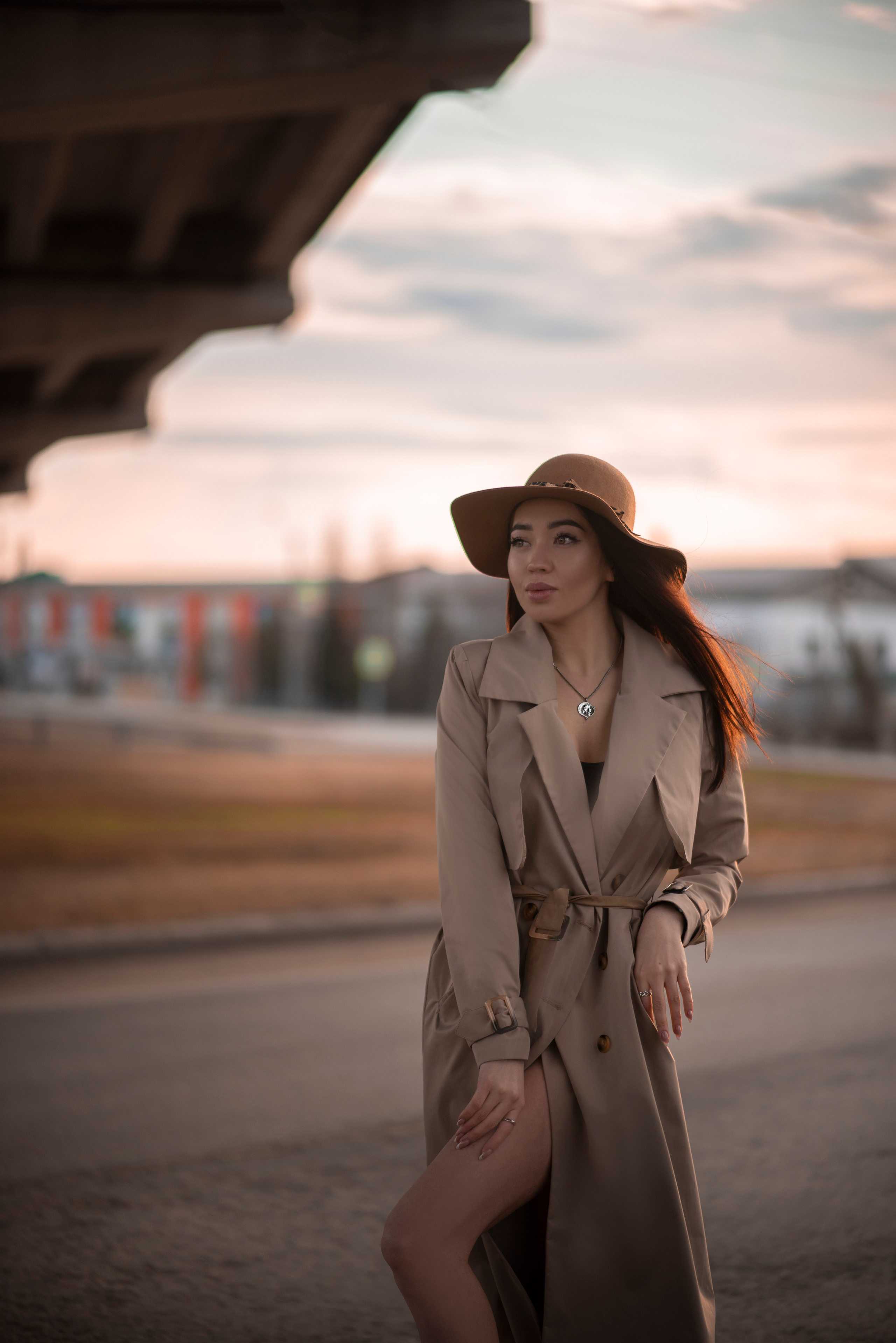 Городская фотосессия Регины на фоне автомобильного моста