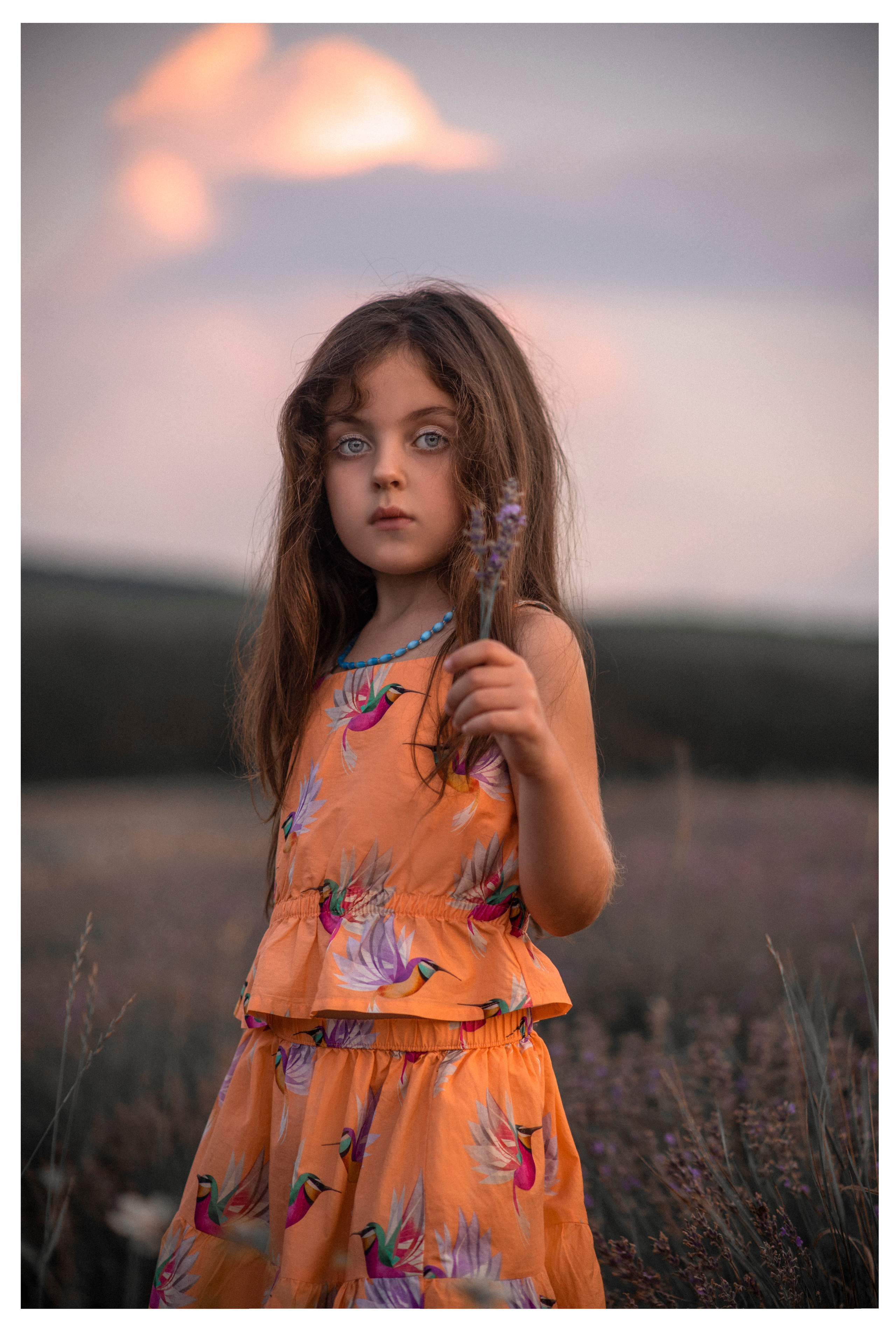 Семейная фотосьемка мамы с дочкой в лавандовом поле на закате дня