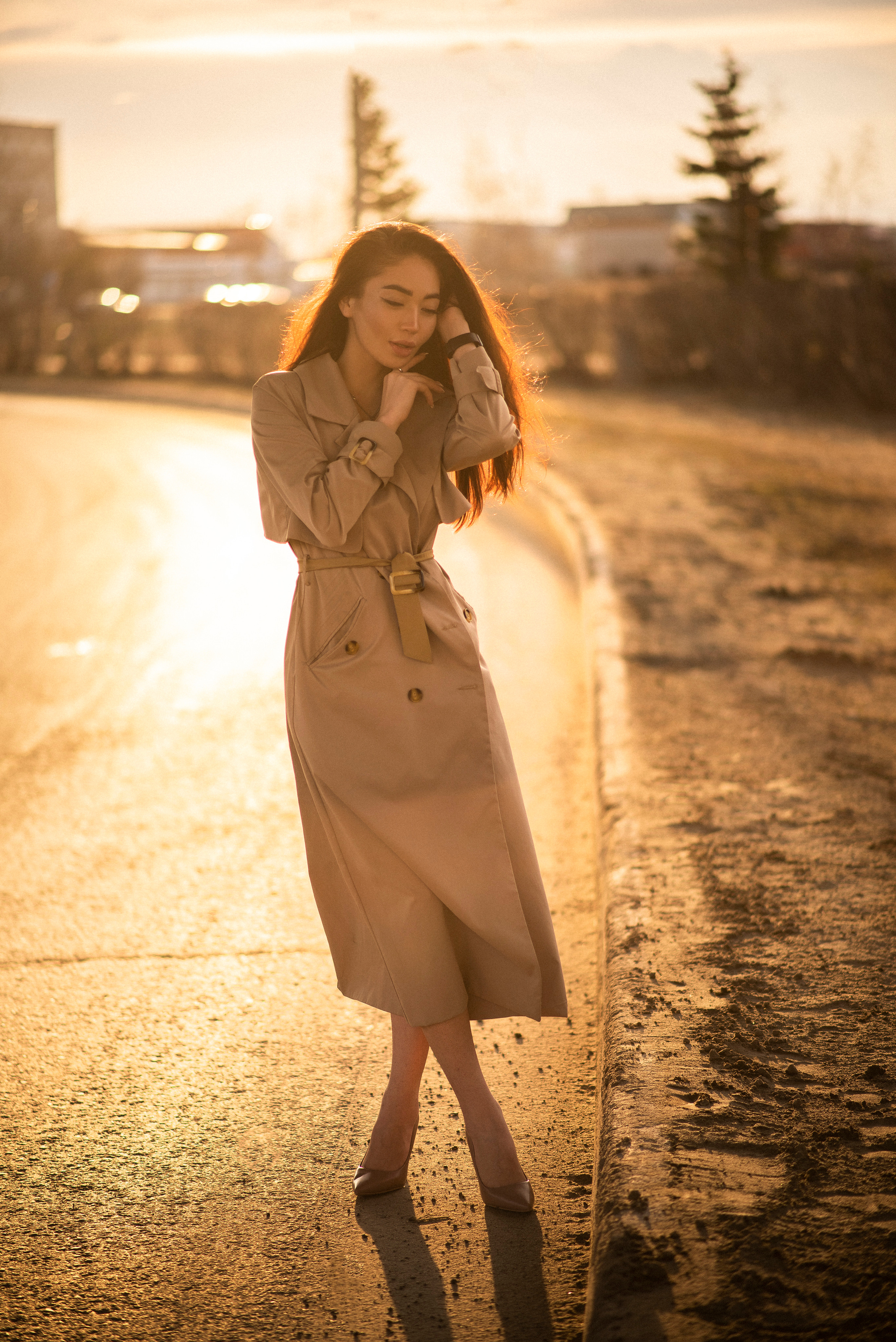 Городская фотосессия Регины на фоне автомобильного моста