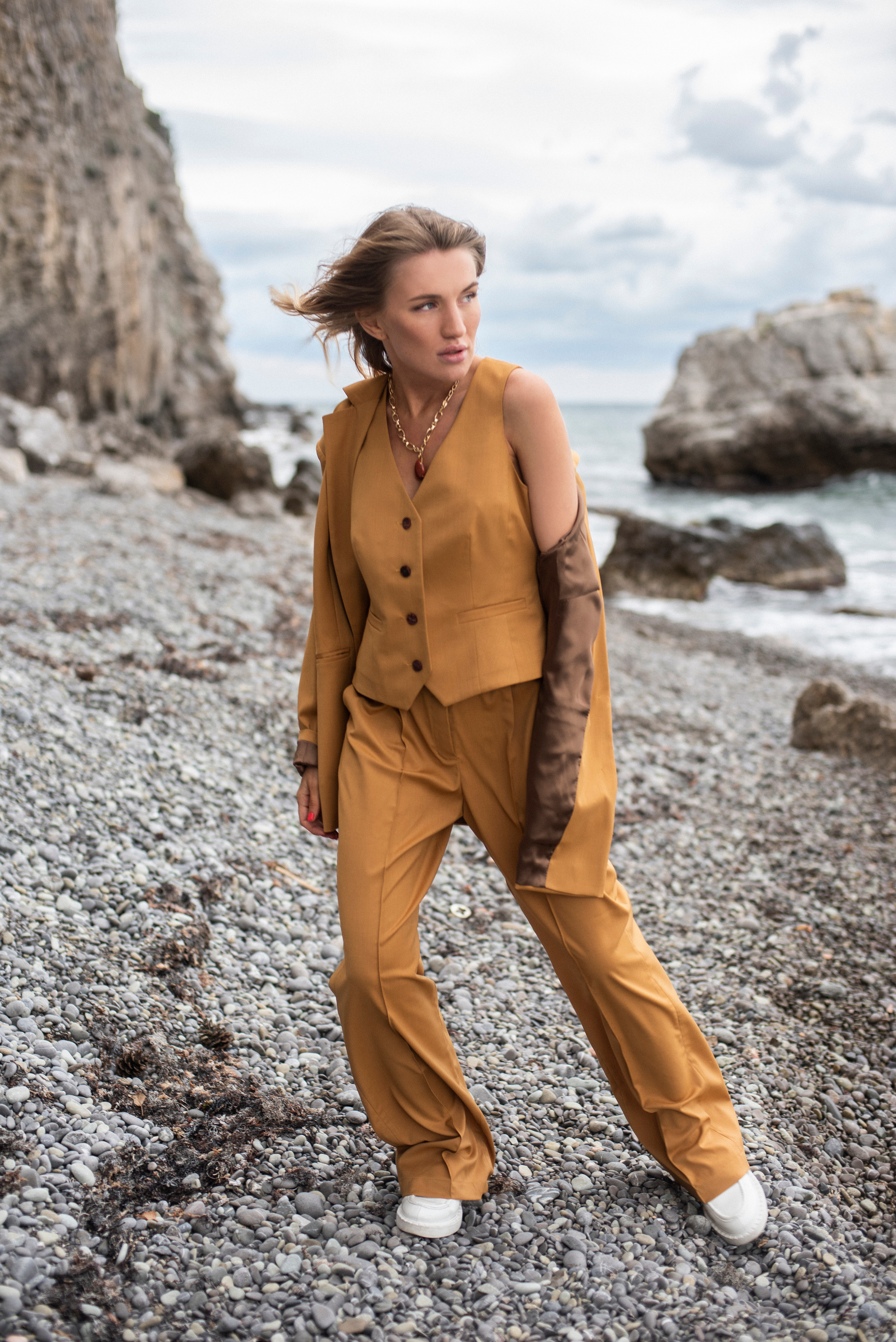 Фотосессия Алены в деловом стиле на фоне отвесных скал и моря