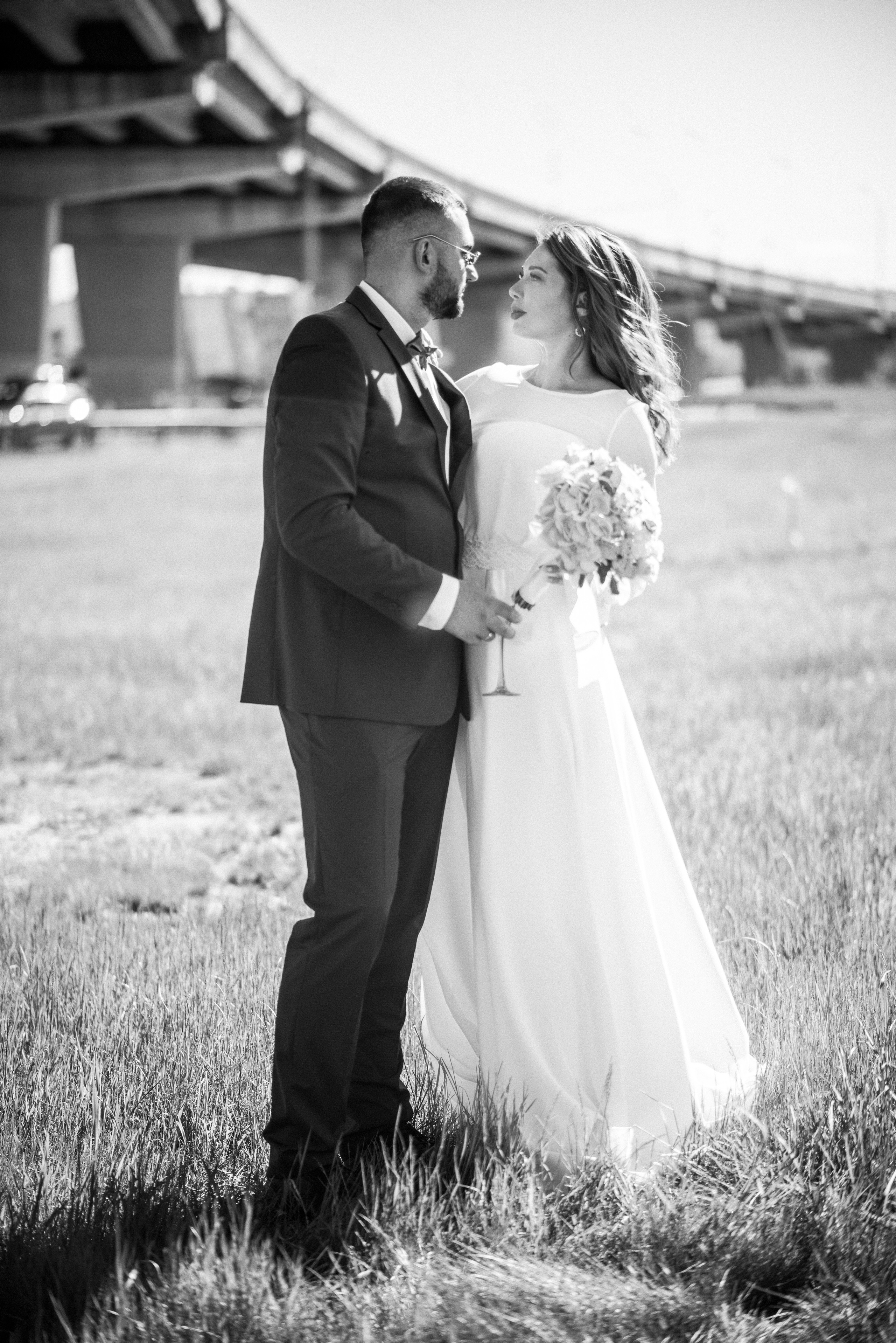 Свадебная фотосессия Елены и Александра на фоне спокойного города