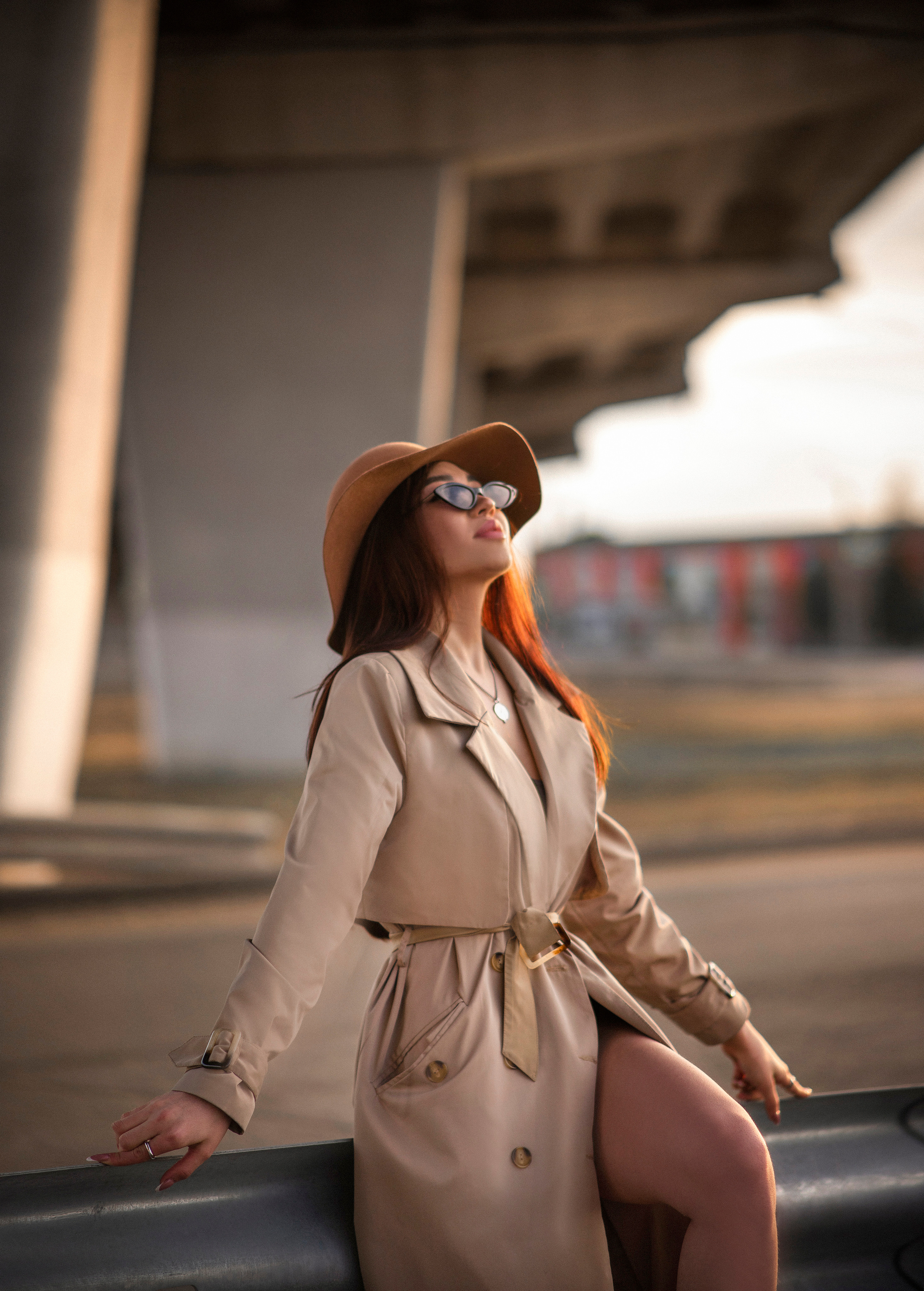 Городская фотосессия Регины на фоне автомобильного моста