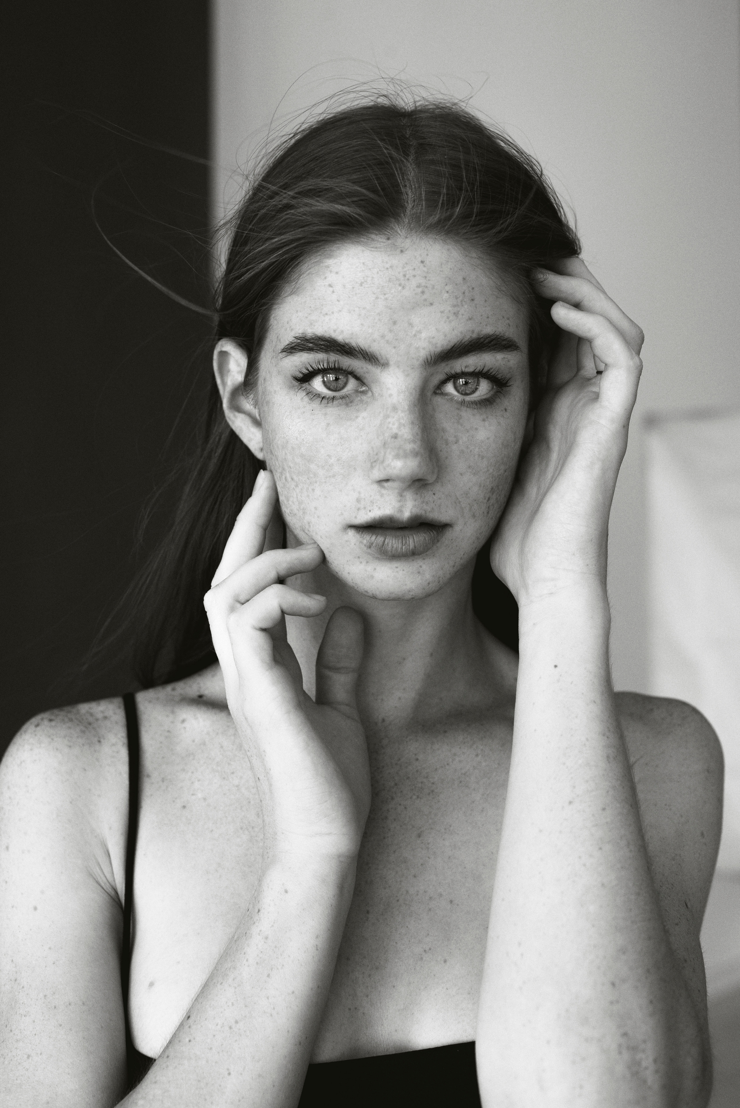 Студийная фотосессия Арианны в минималистическом стиле