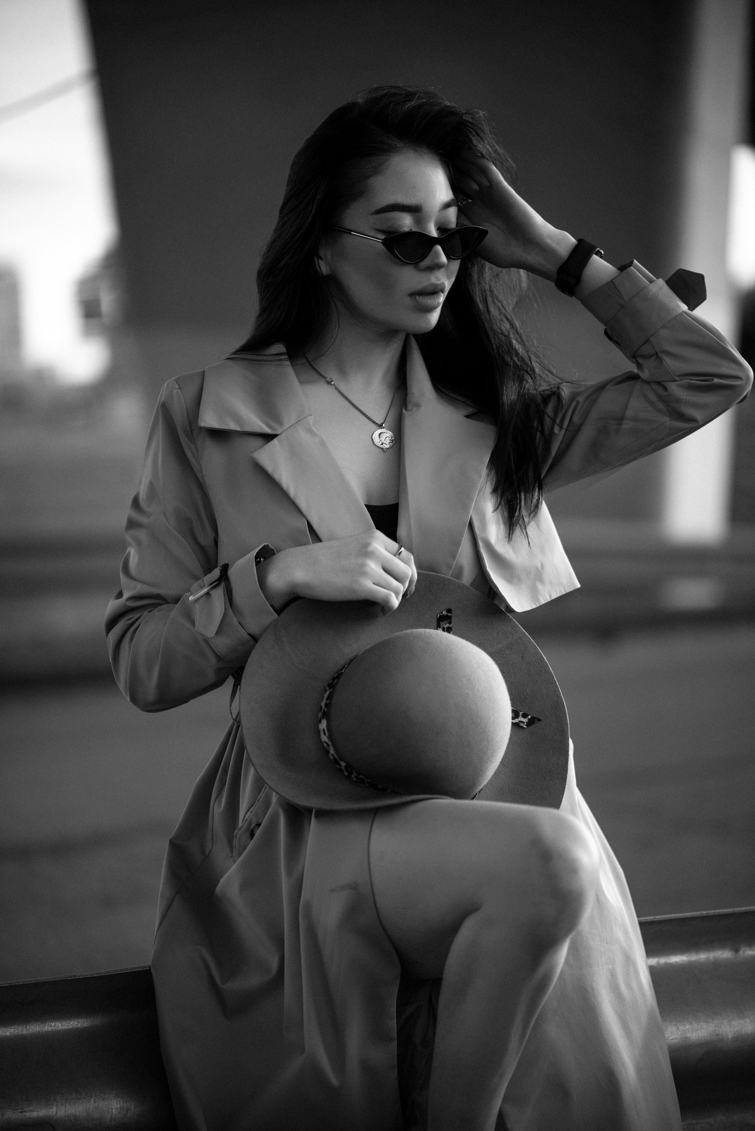 Городская фотосессия Регины на фоне автомобильного моста