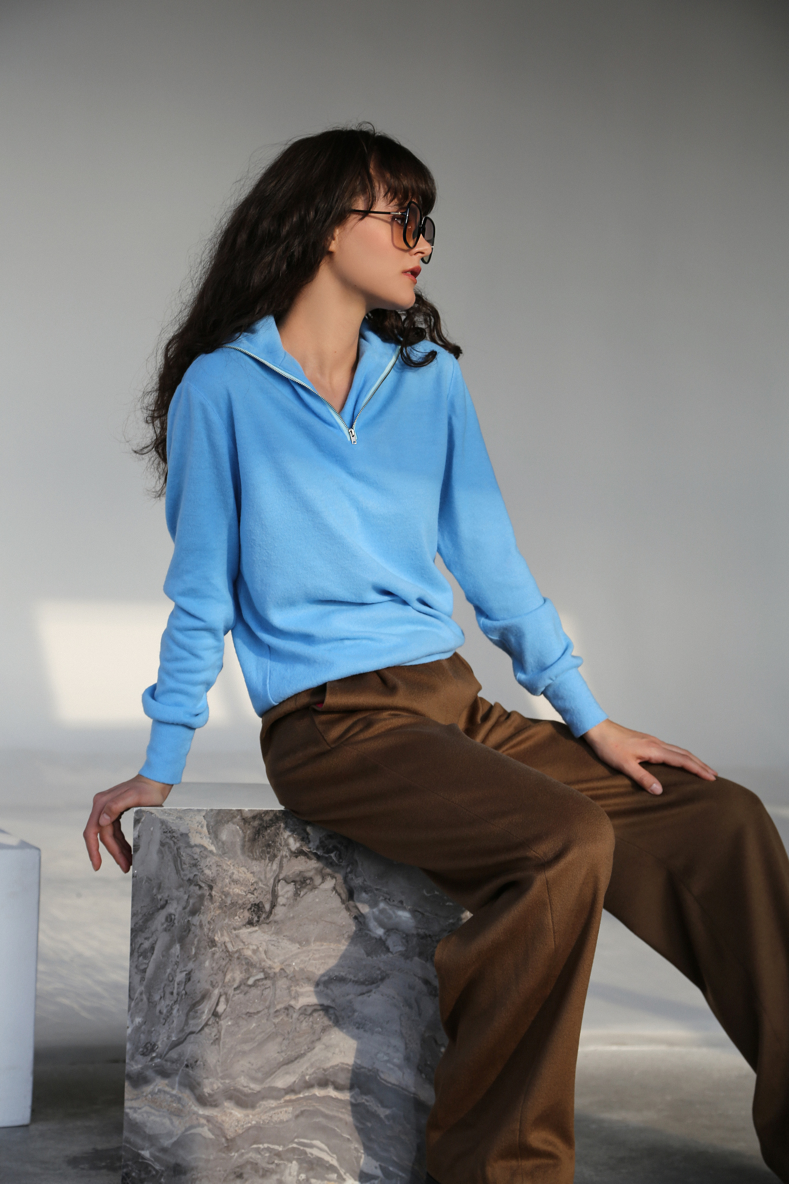 Фотосессия двух молодых дам в студии для личной коллекции