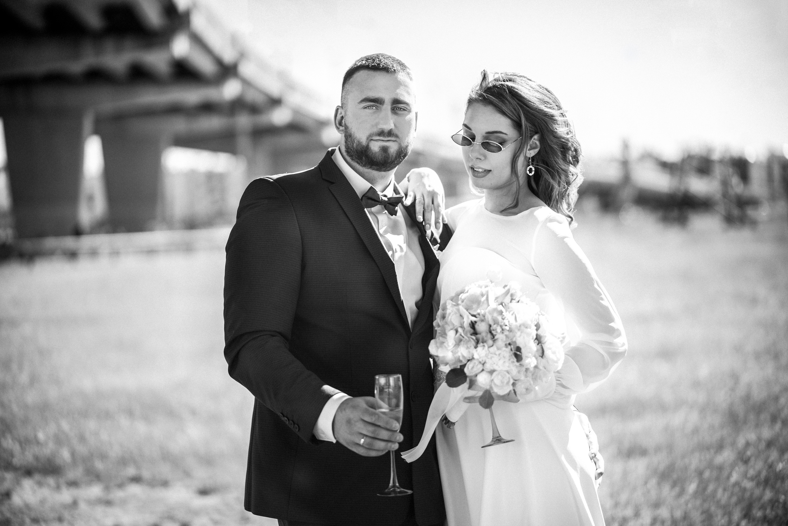 Свадебная фотосессия Елены и Александра на фоне спокойного города