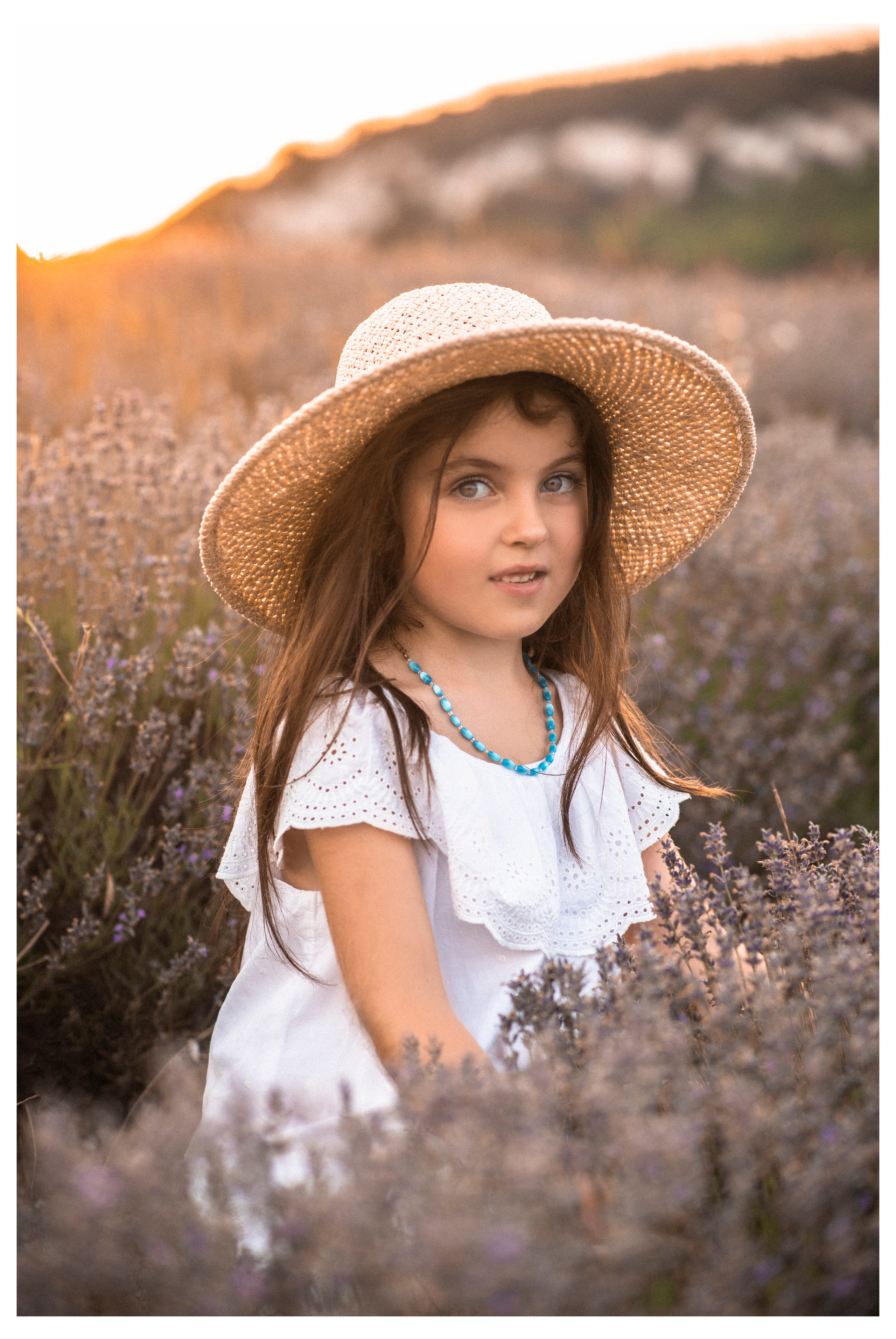 Семейная фотосьемка мамы с дочкой в лавандовом поле на закате дня