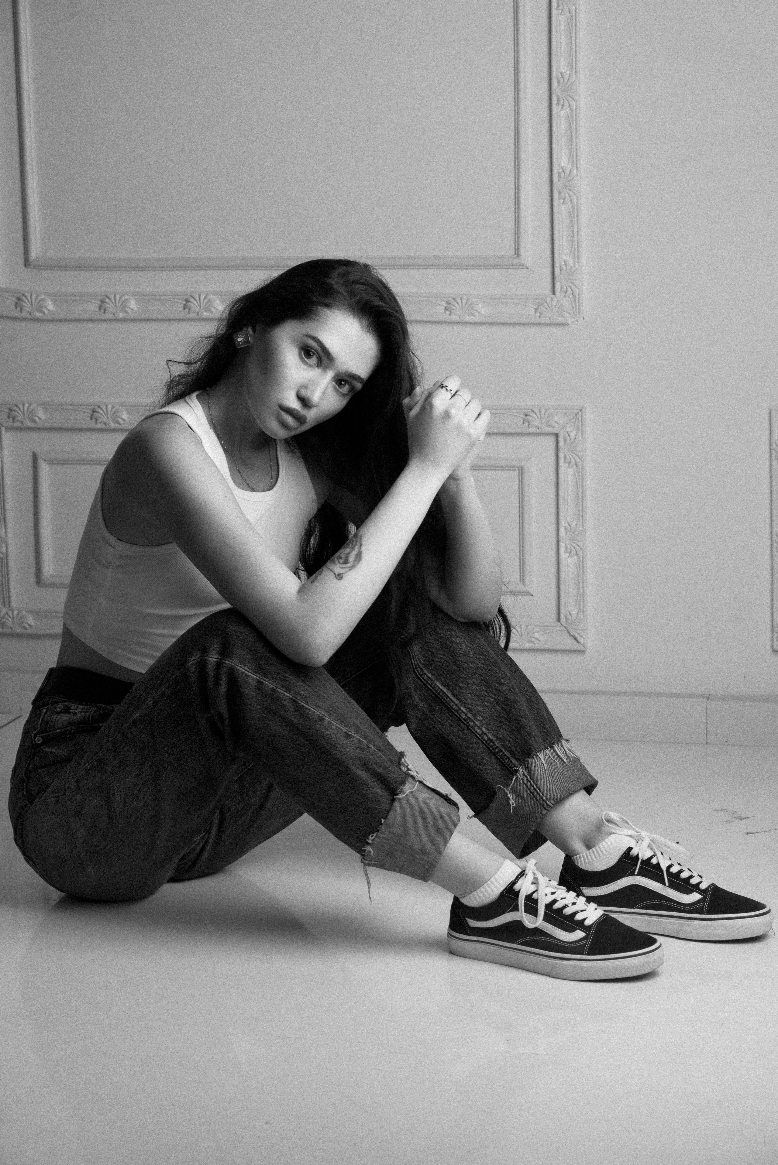 Фотосьемка девушки Лизы в студии в стиле Сепия