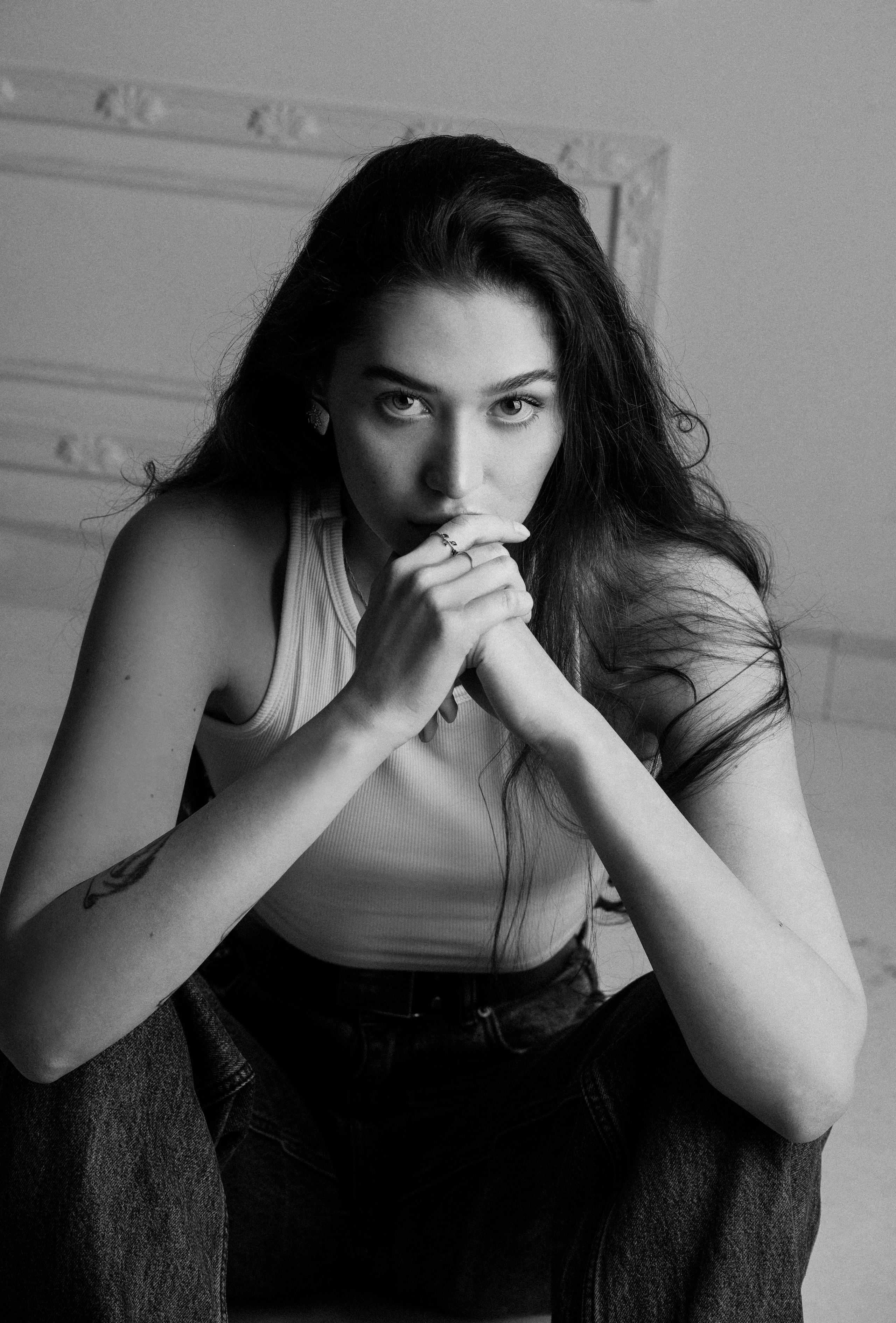 Фотосьемка девушки Лизы в студии в стиле Сепия