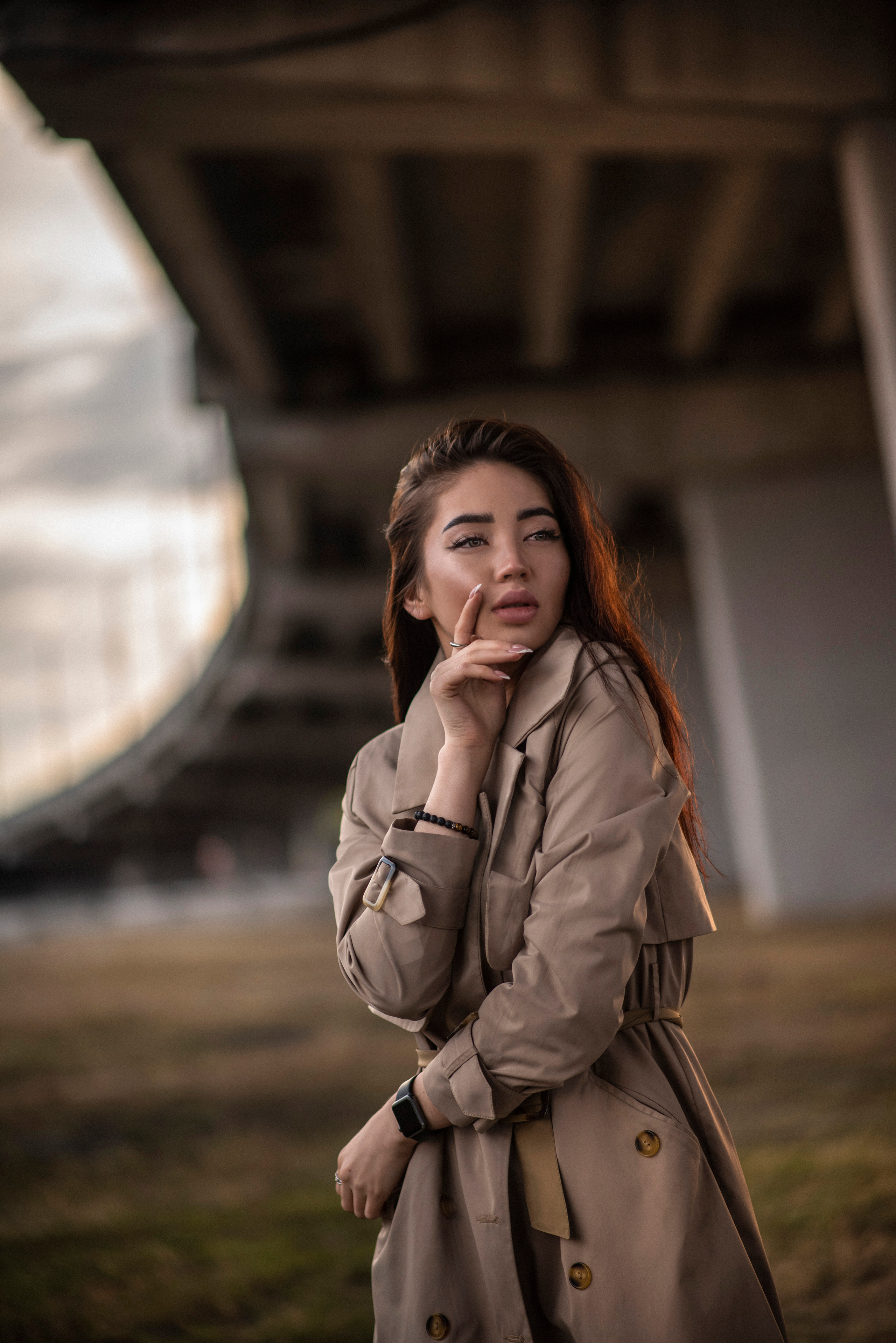 Городская фотосессия Регины на фоне автомобильного моста