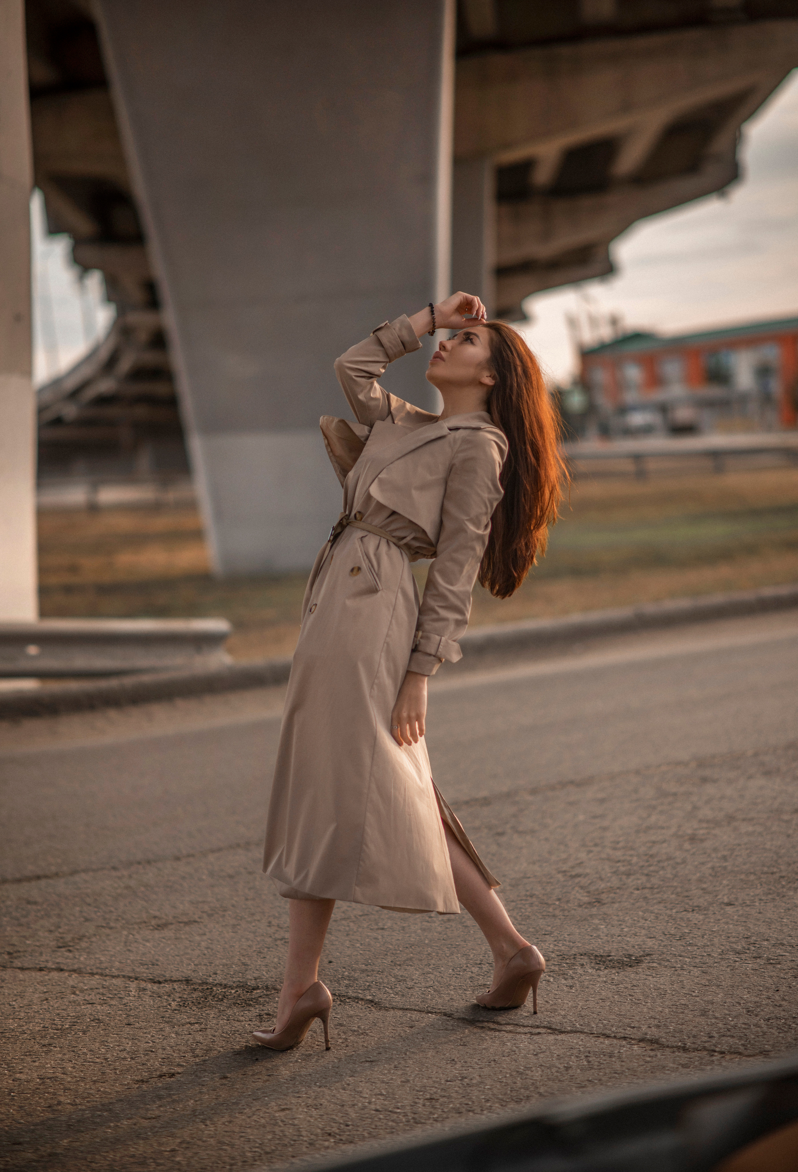 Городская фотосессия Регины на фоне автомобильного моста