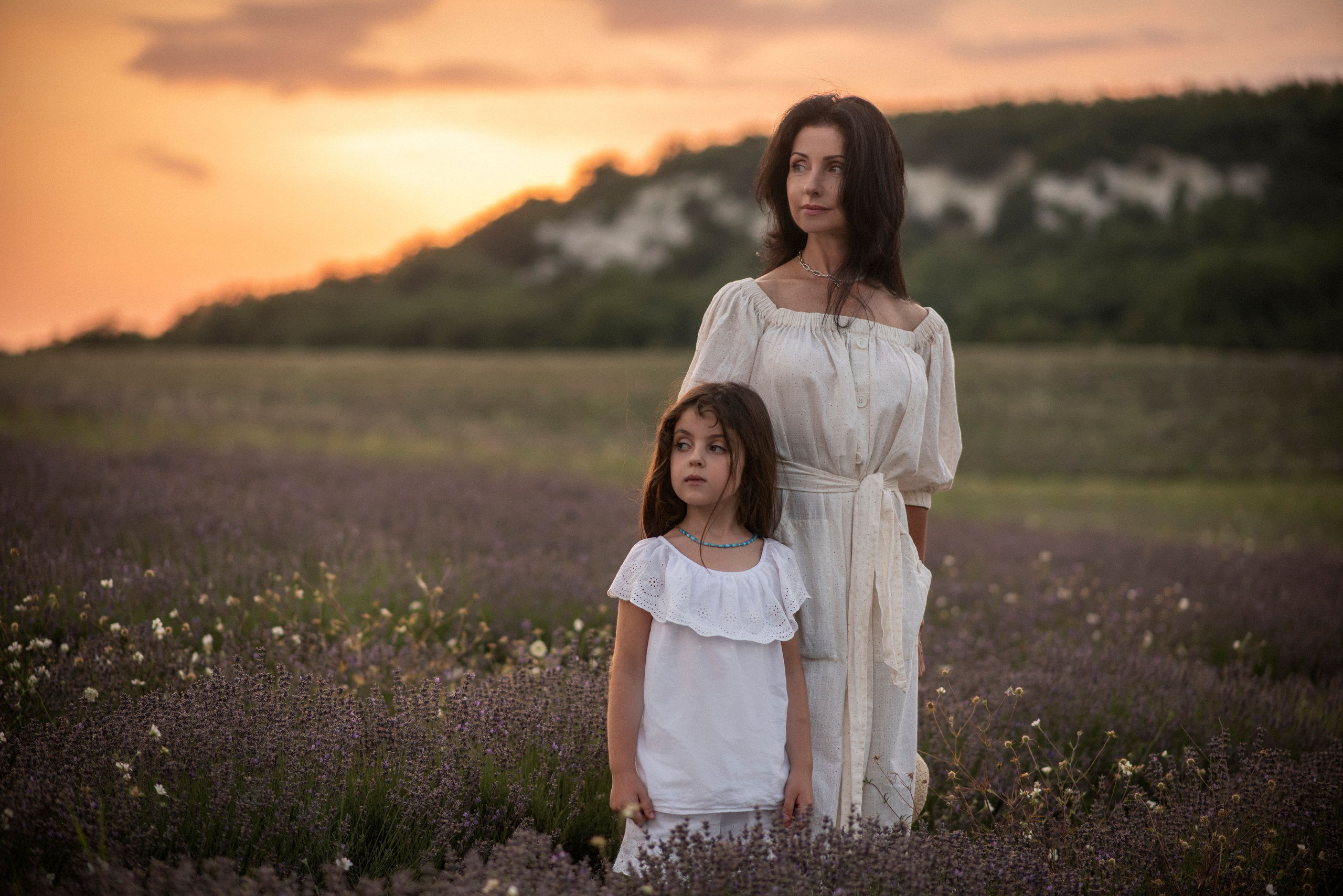 Семейная фотосьемка мамы с дочкой в лавандовом поле на закате дня