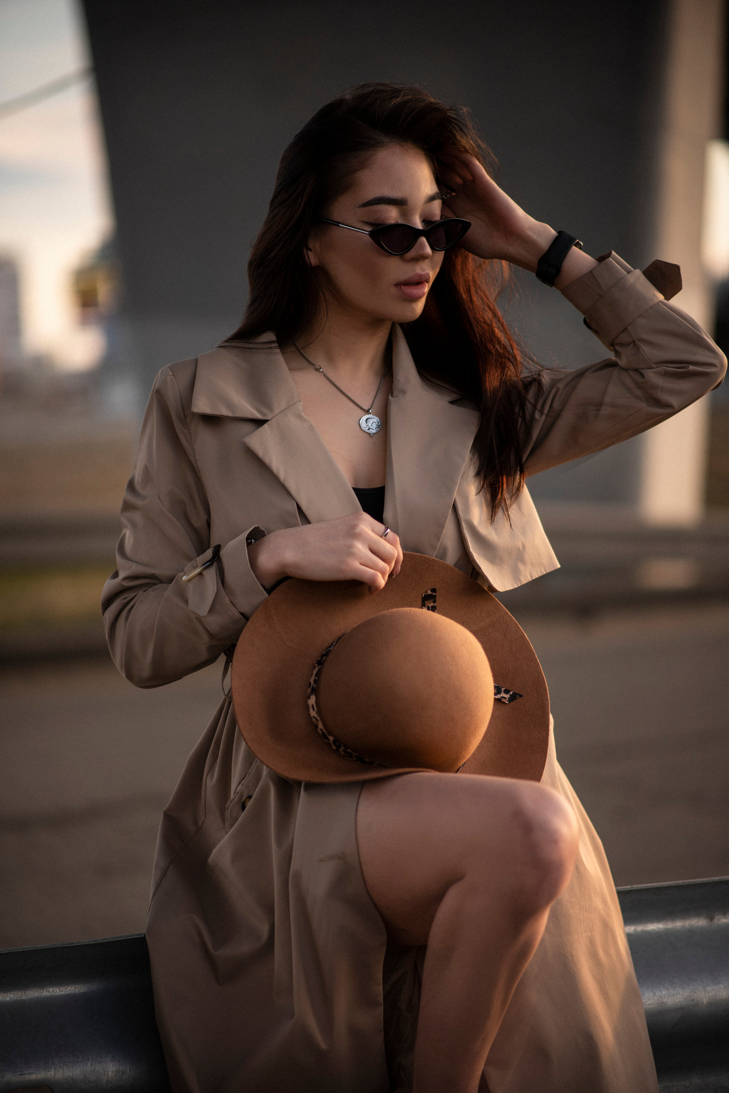 Городская фотосессия Регины на фоне автомобильного моста