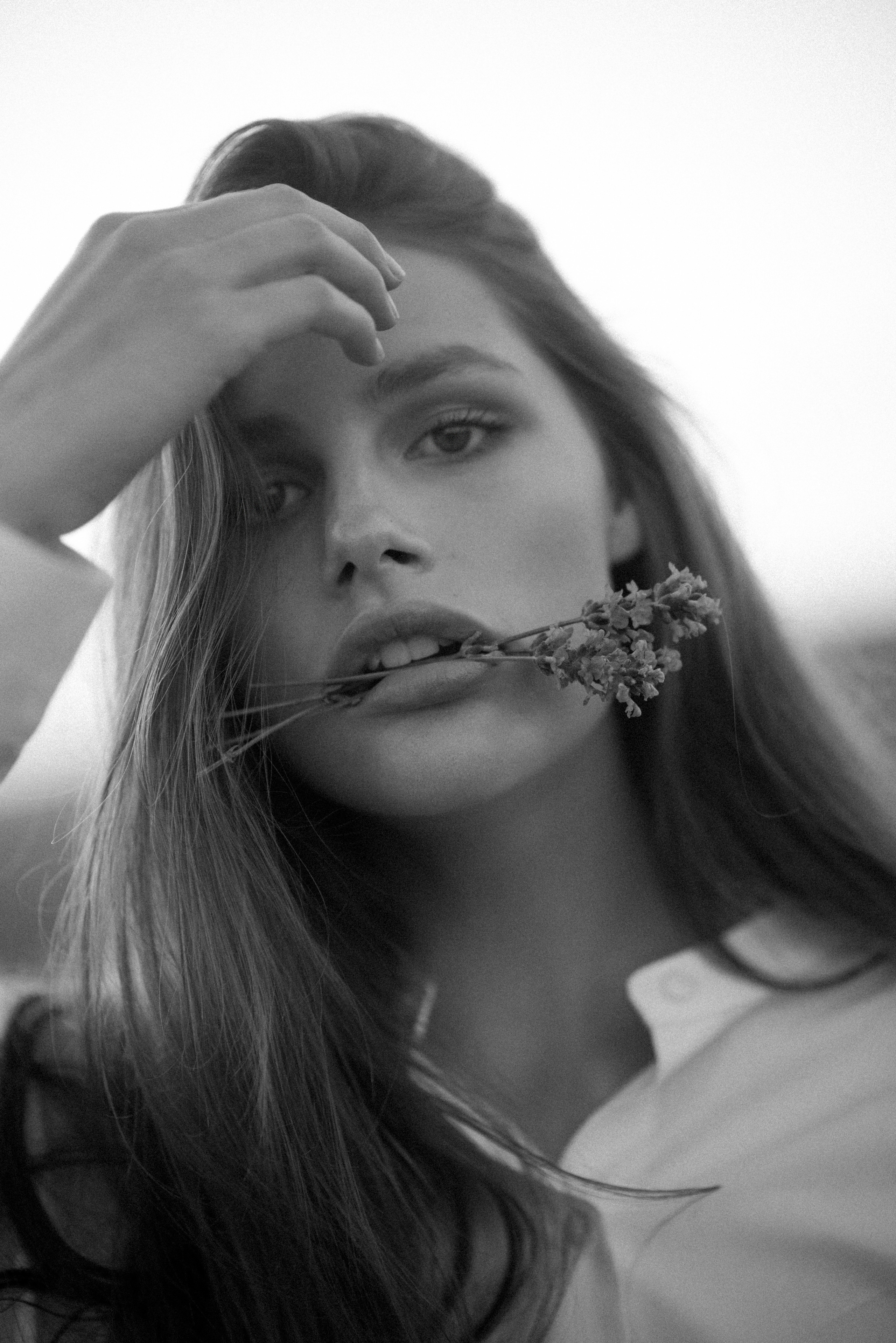 Профессиональная сьемка девушки на фоне лавандового поля