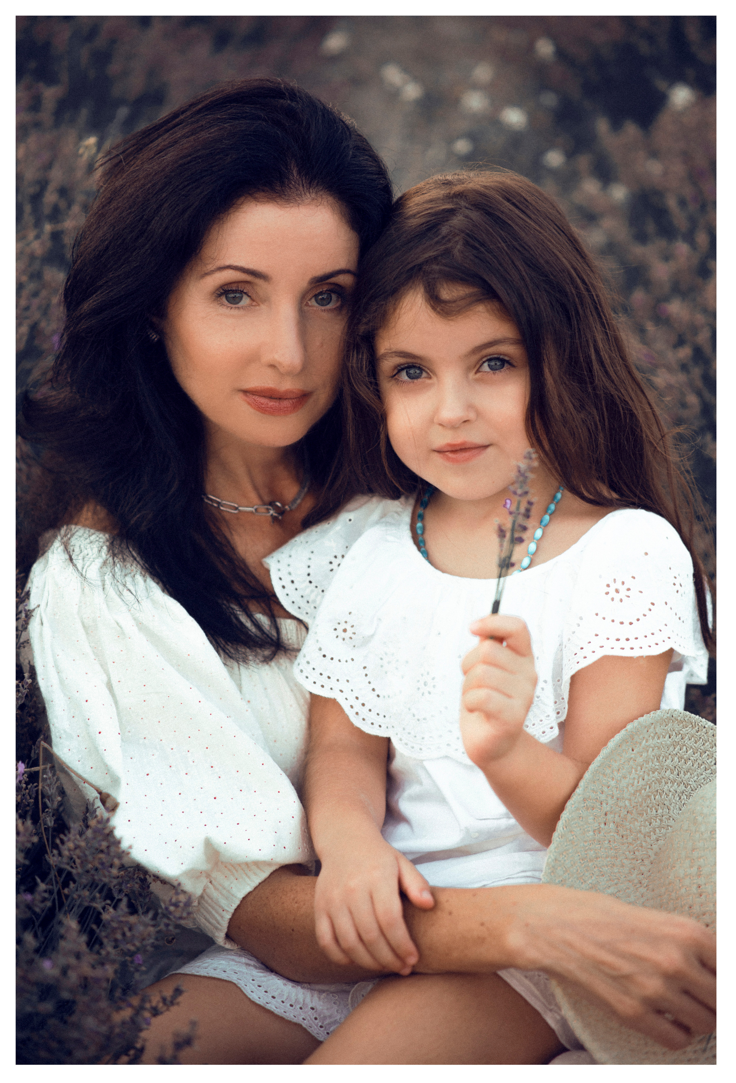 Семейная фотосьемка мамы с дочкой в лавандовом поле на закате дня