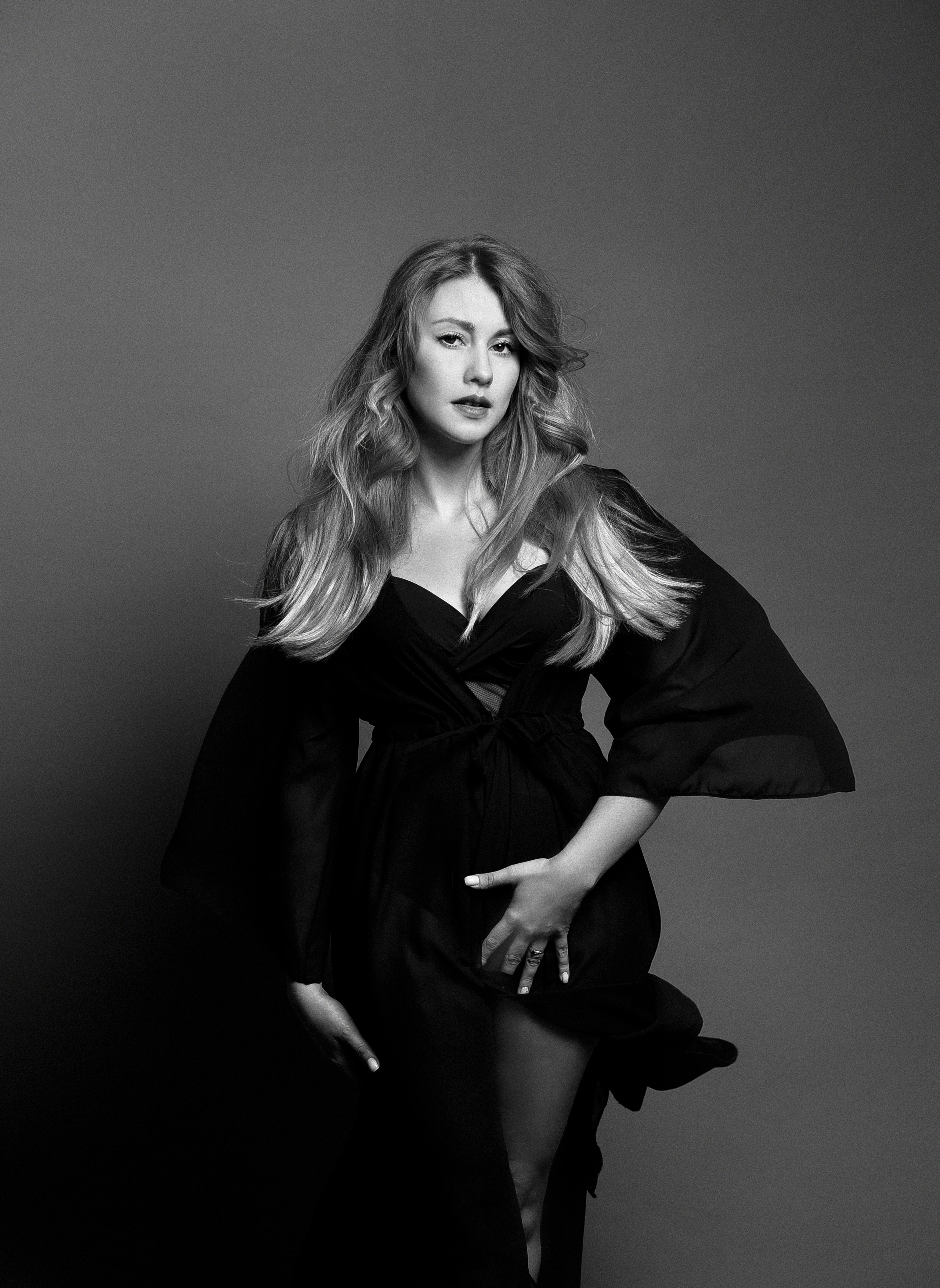 Студийная фотосессия красивой девушки в черно-белом стиле