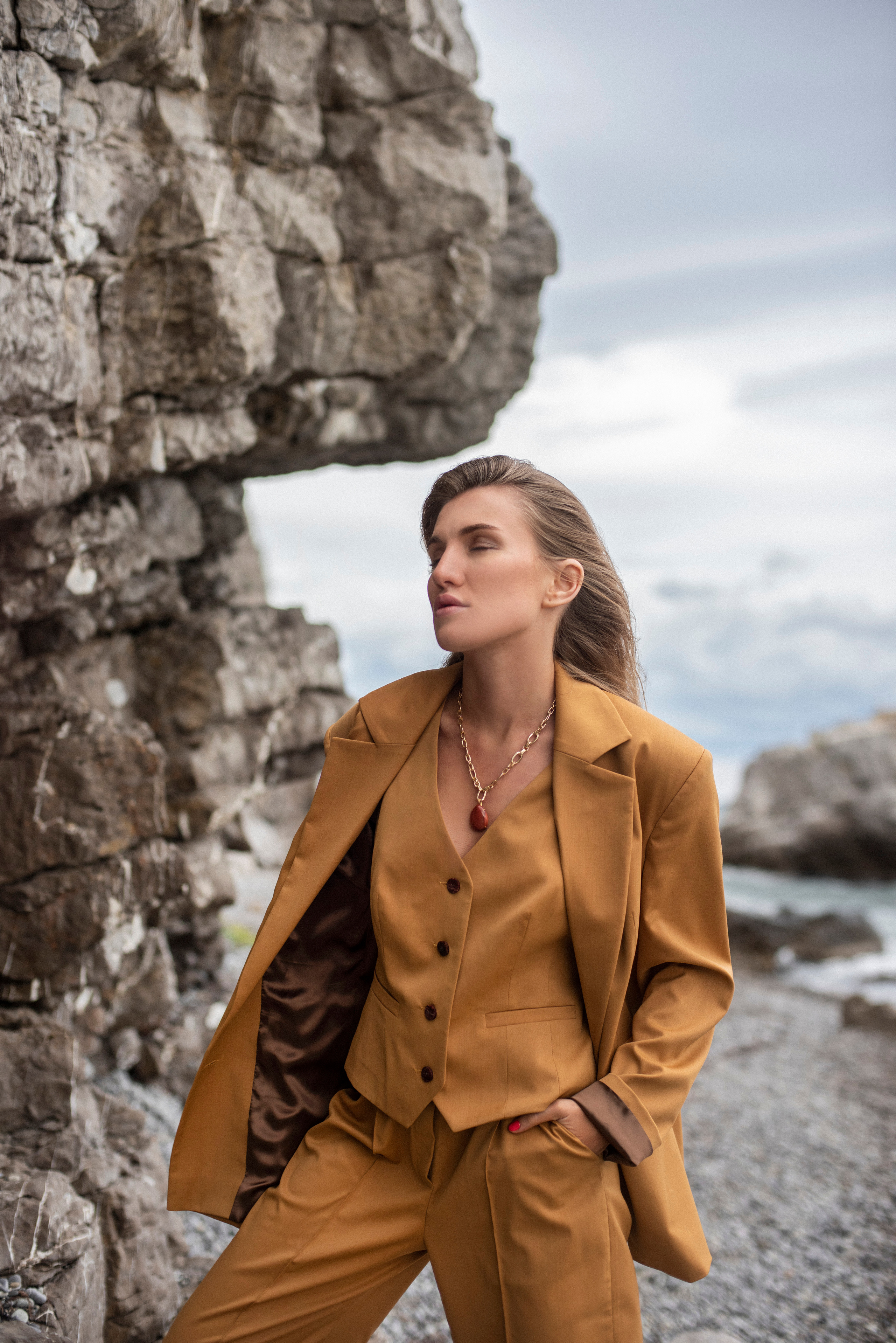 Фотосессия Алены в деловом стиле на фоне отвесных скал и моря