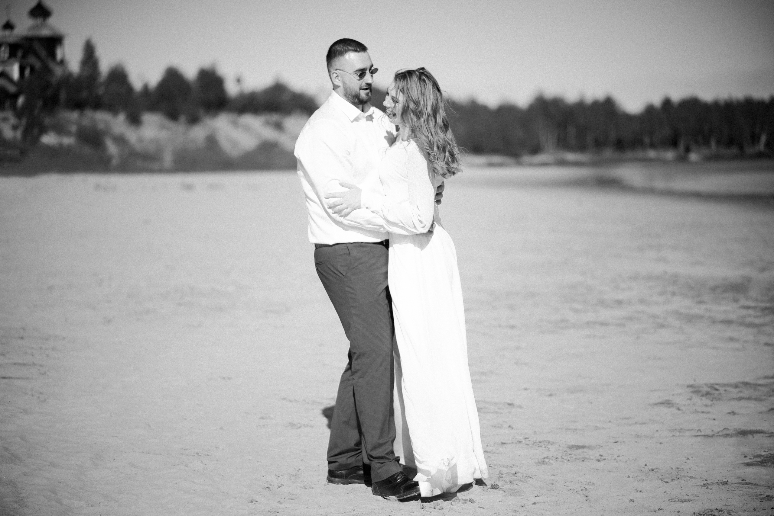 Свадебная фотосессия Елены и Александра на фоне спокойного города