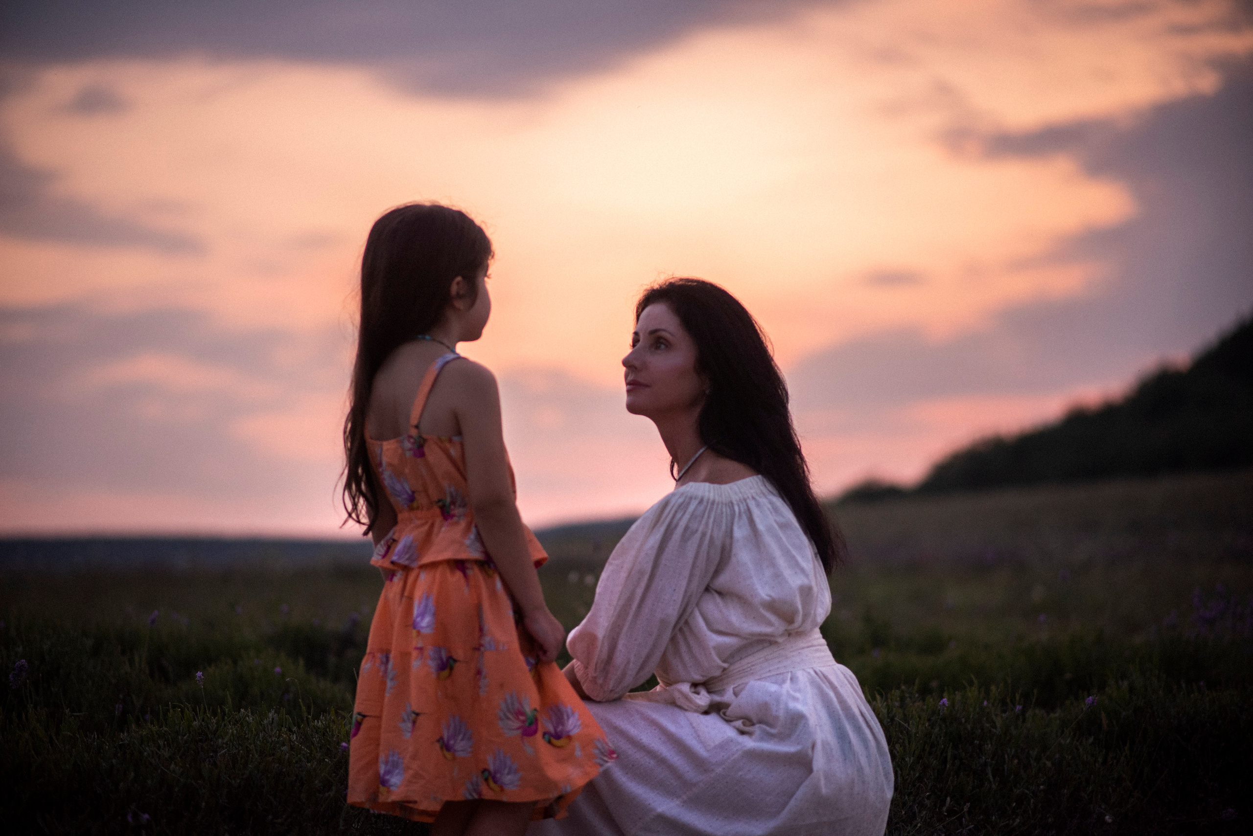 Семейная фотосьемка мамы с дочкой в лавандовом поле на закате дня