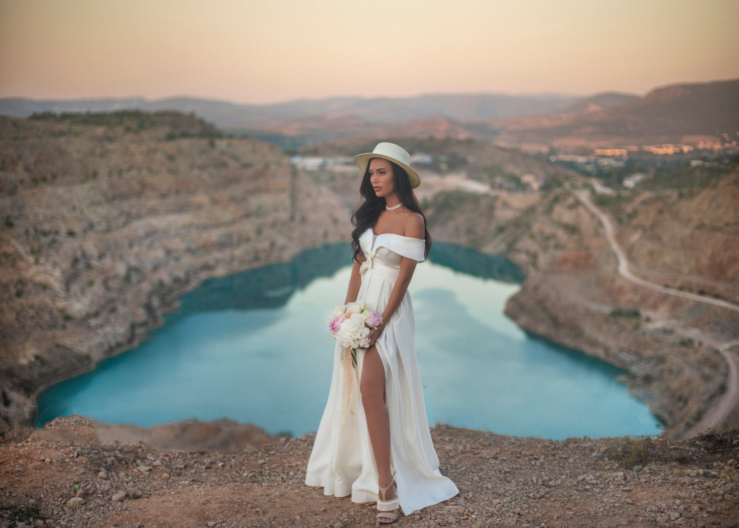 Свадебная фотосьемка на фоне живописных гор Крыма