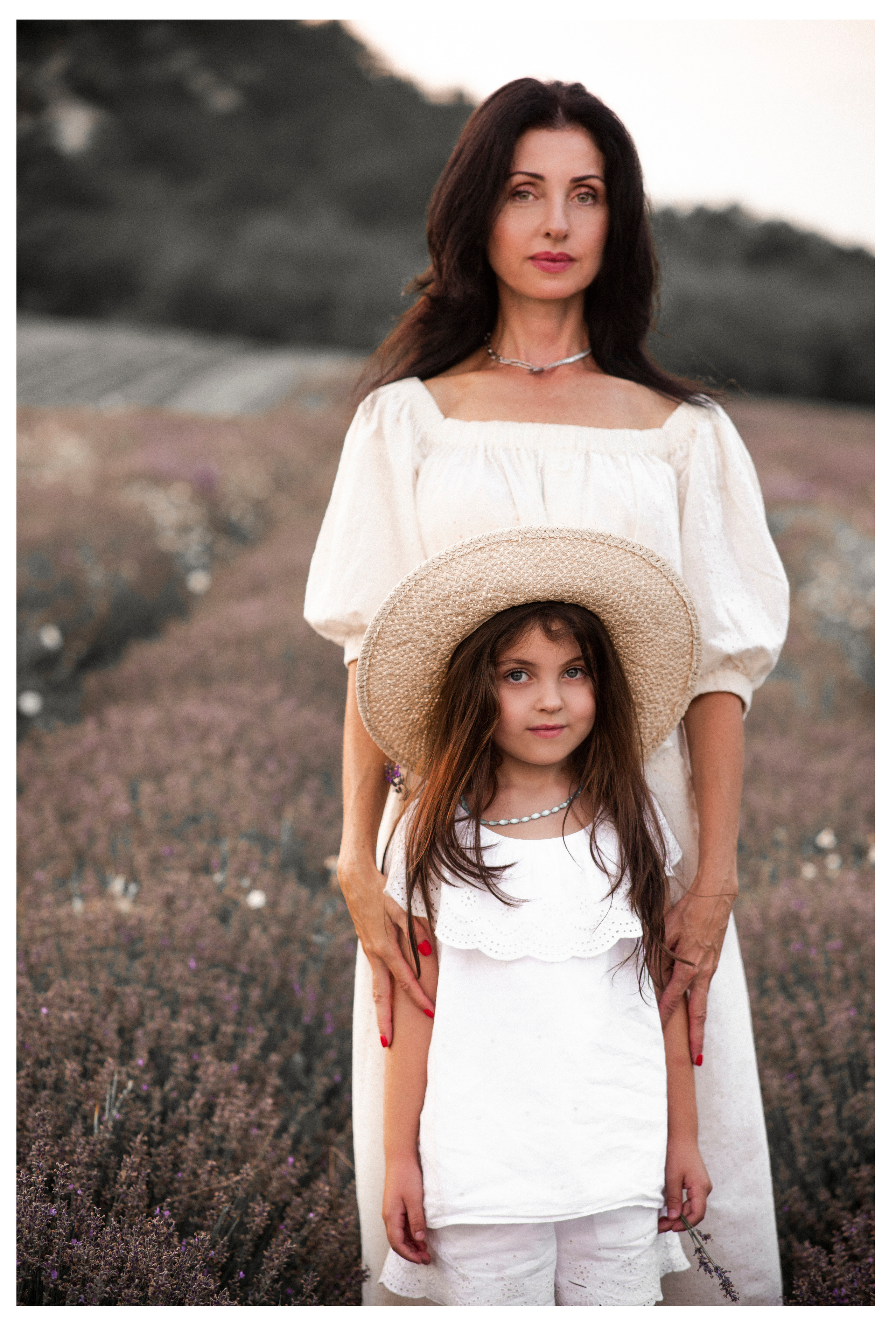 Семейная фотосьемка мамы с дочкой в лавандовом поле на закате дня
