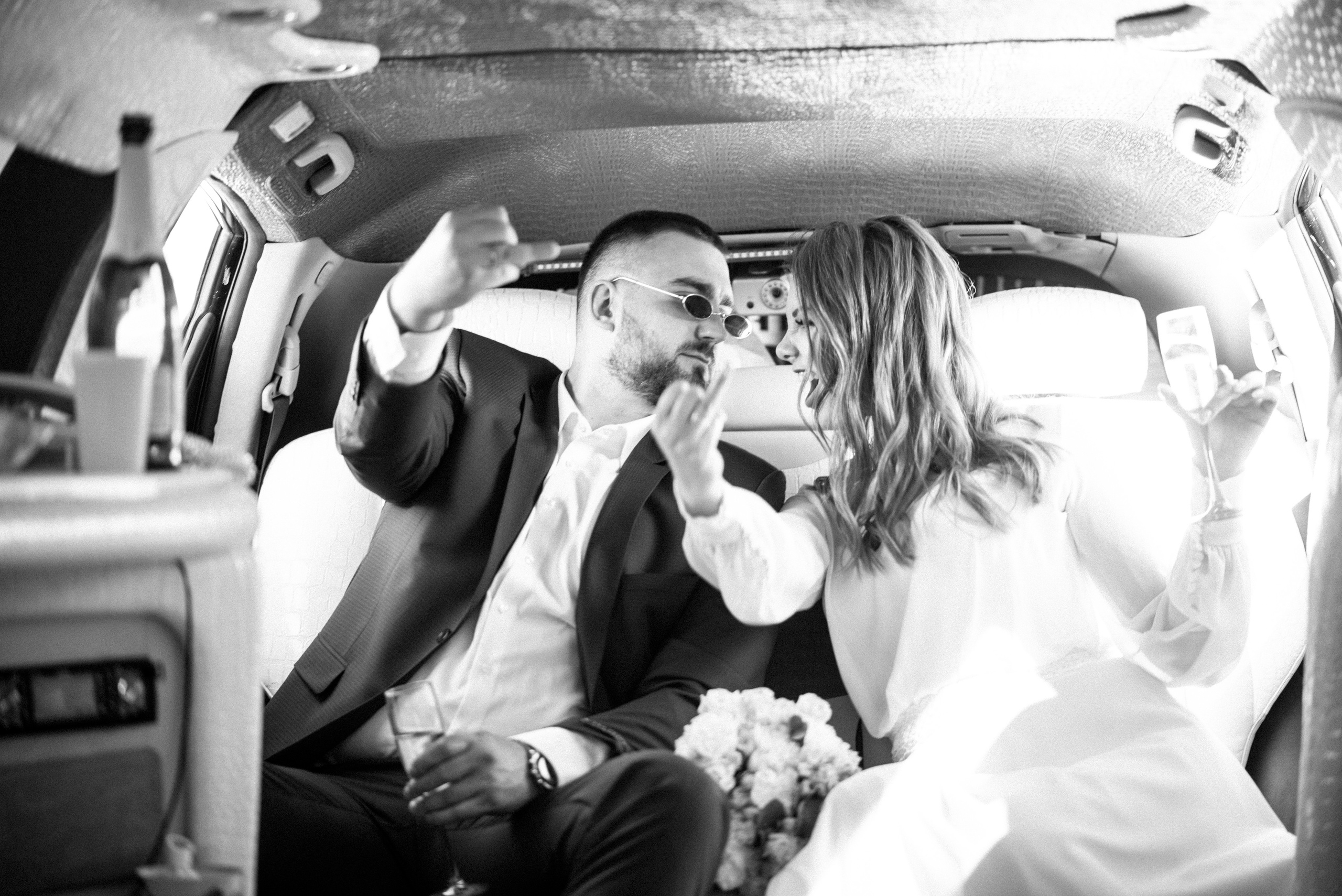 Свадебная фотосессия Елены и Александра на фоне спокойного города