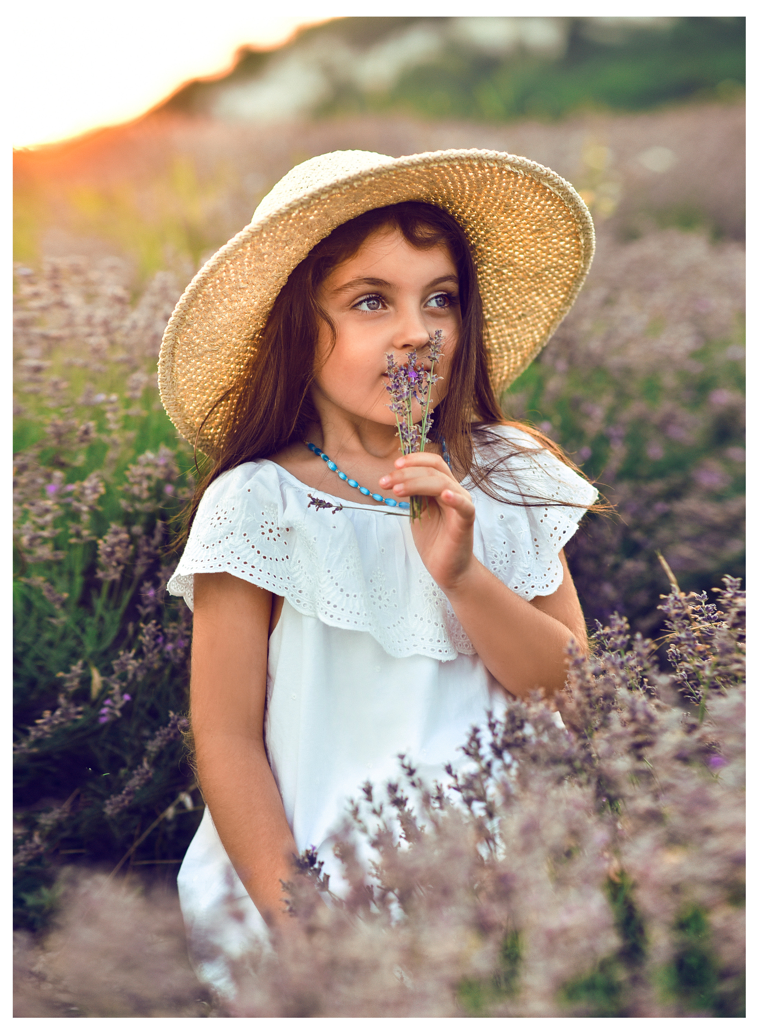 Семейная фотосьемка мамы с дочкой в лавандовом поле на закате дня