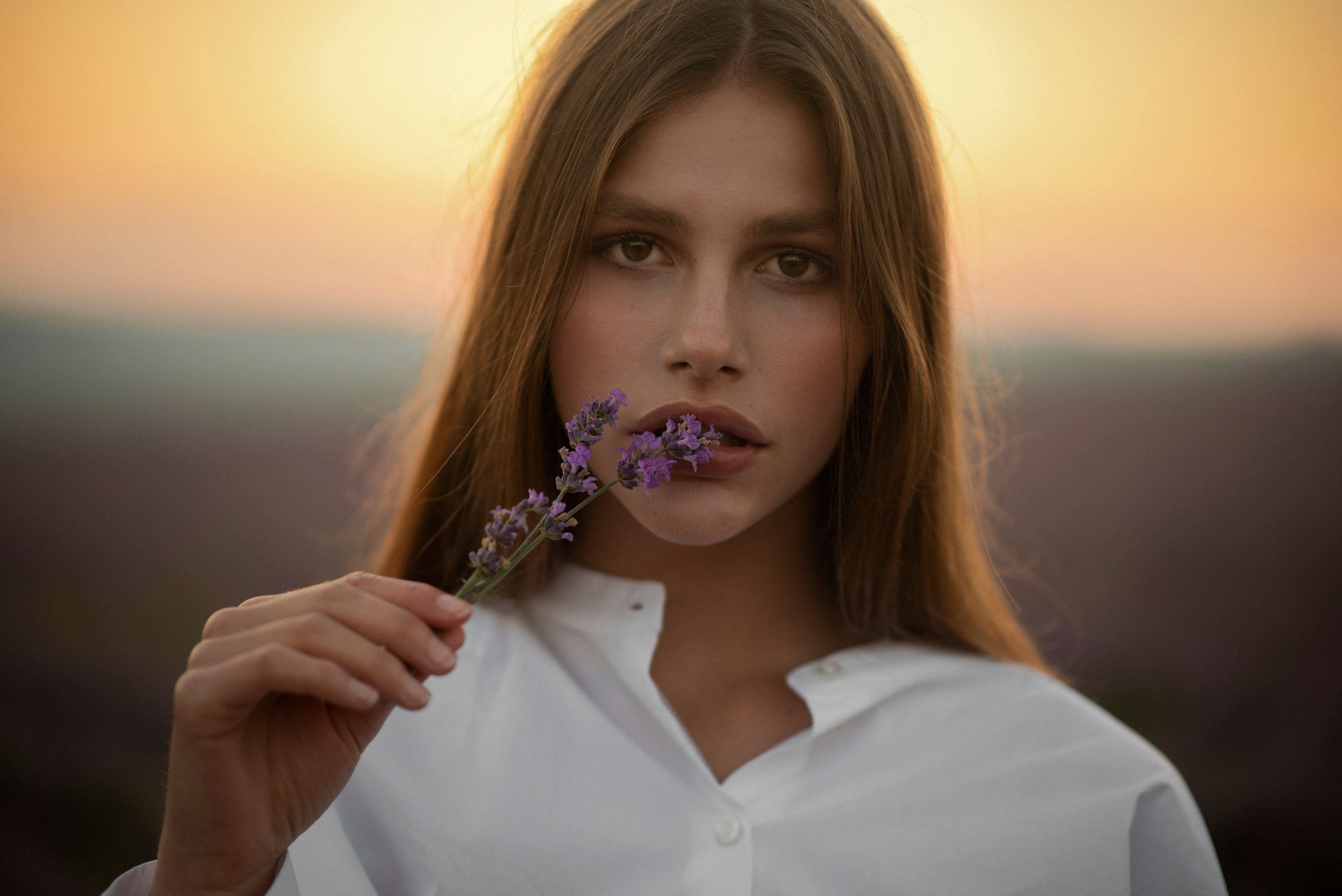 Профессиональная сьемка девушки на фоне лавандового поля