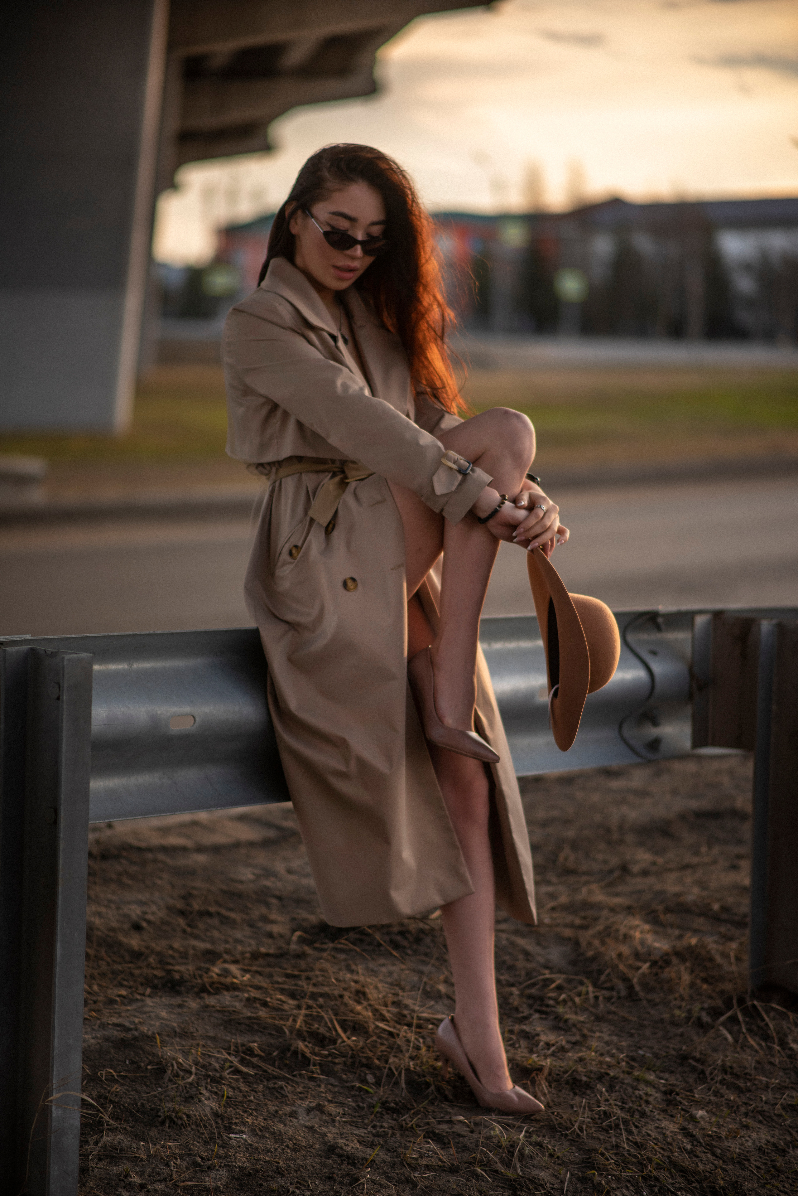 Городская фотосессия Регины на фоне автомобильного моста