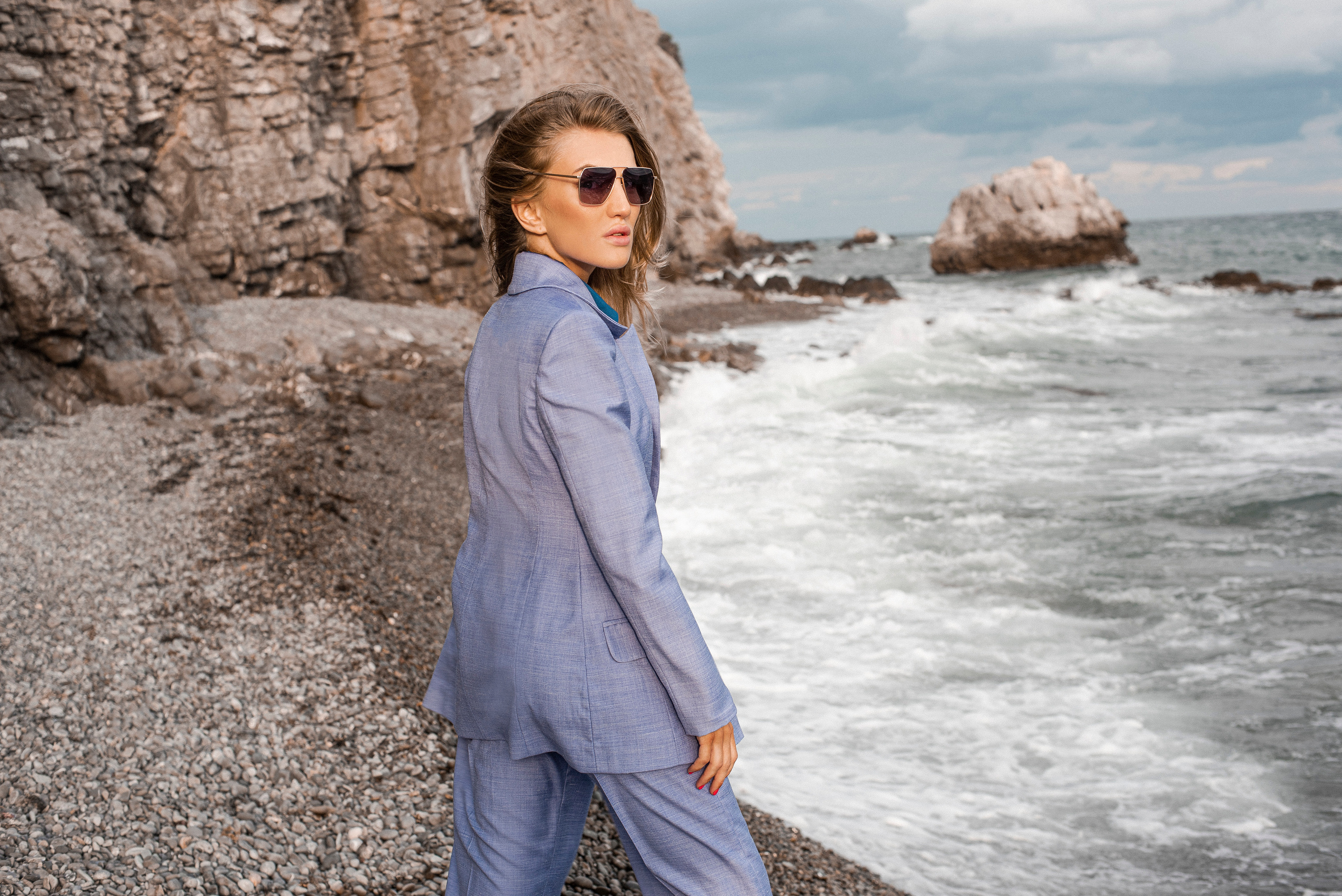 Фотосессия Алены в деловом стиле на фоне отвесных скал и моря