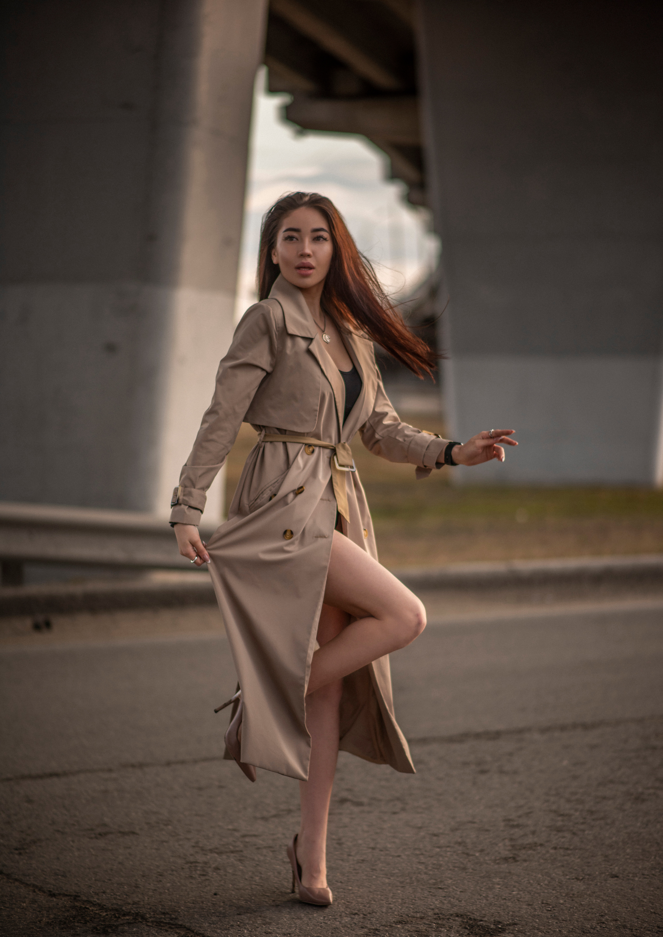 Городская фотосессия Регины на фоне автомобильного моста