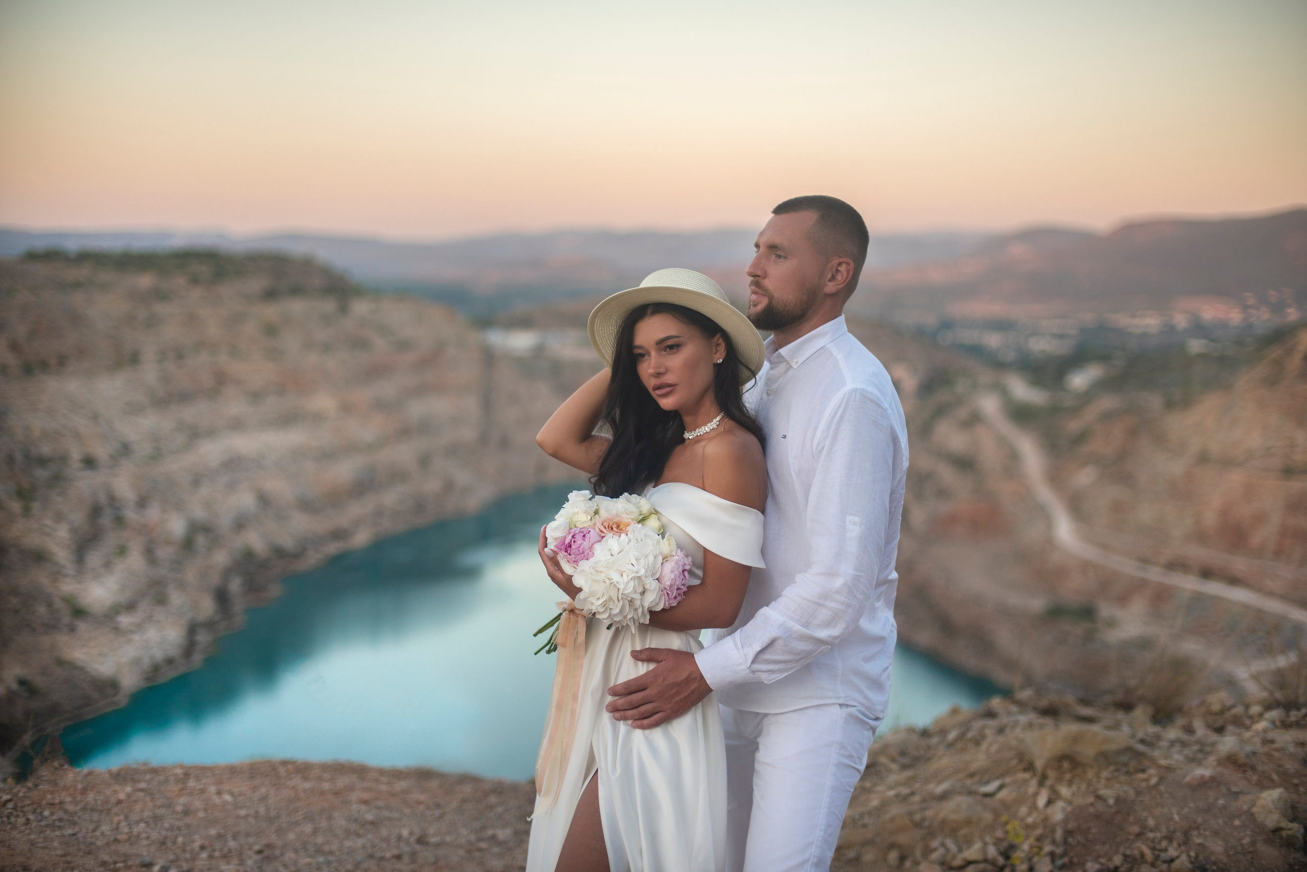 Свадебная фотосьемка на фоне живописных гор Крыма