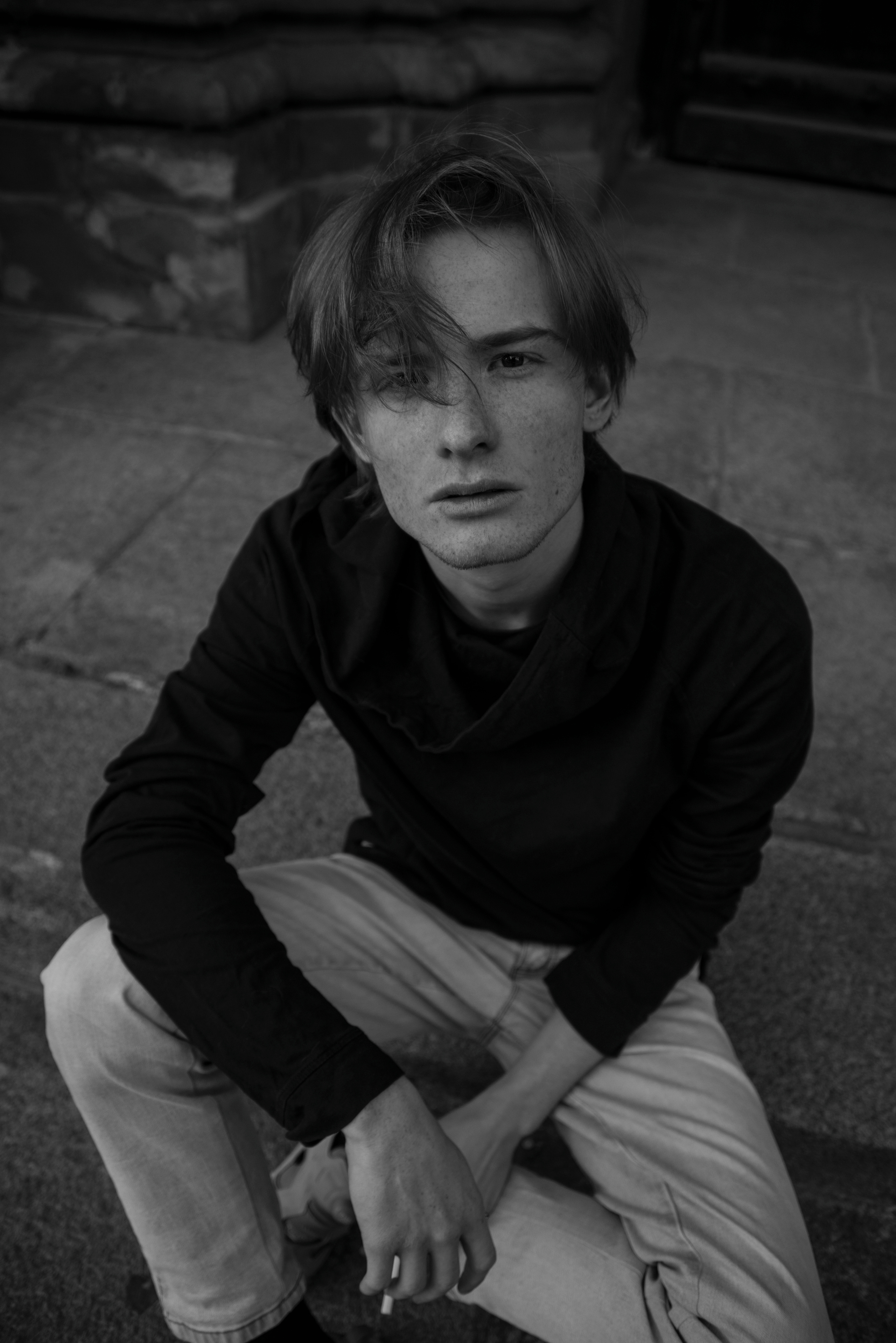 Фотосессия Егора на фоне винтажного здания на открытом воздухе