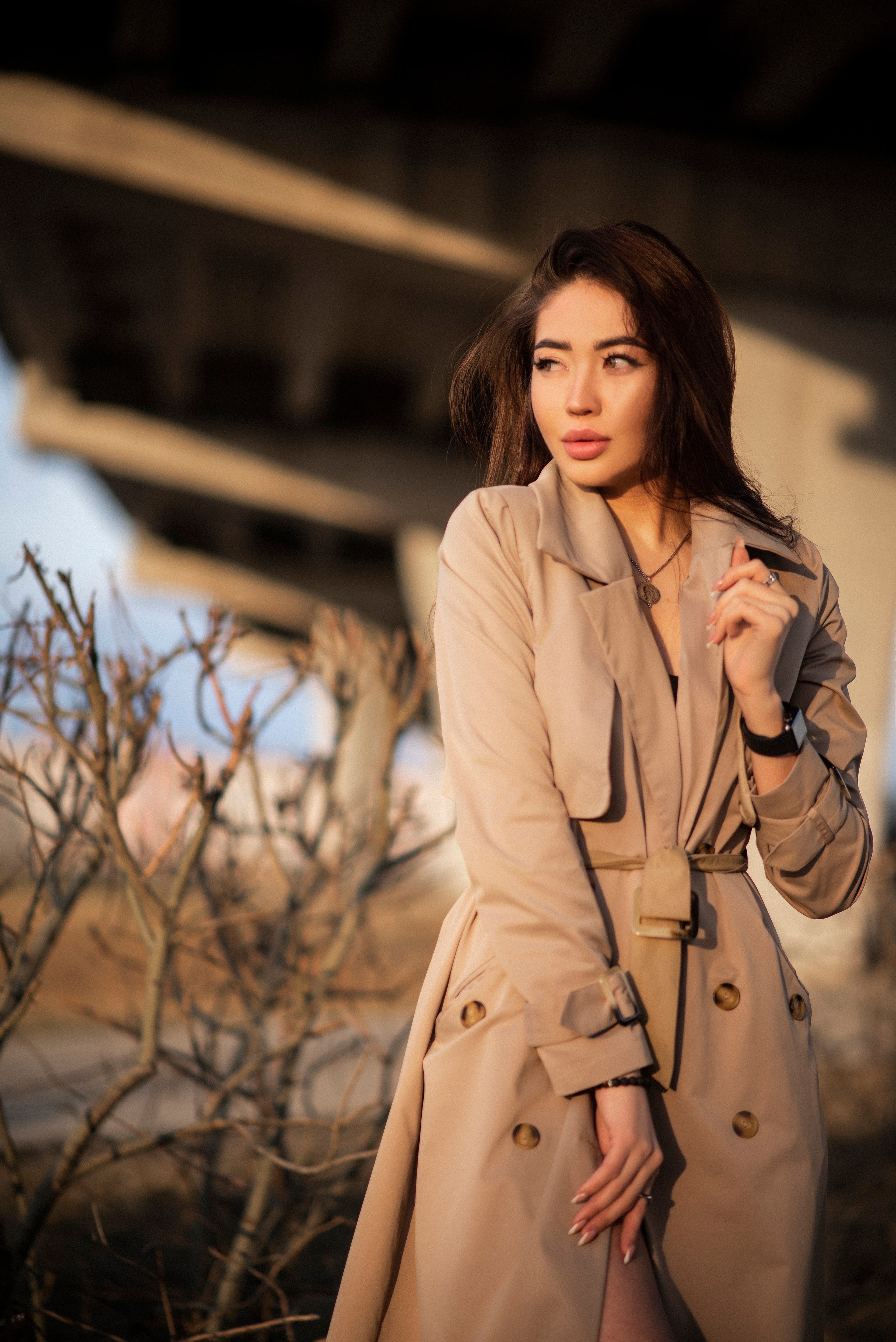 Городская фотосессия Регины на фоне автомобильного моста