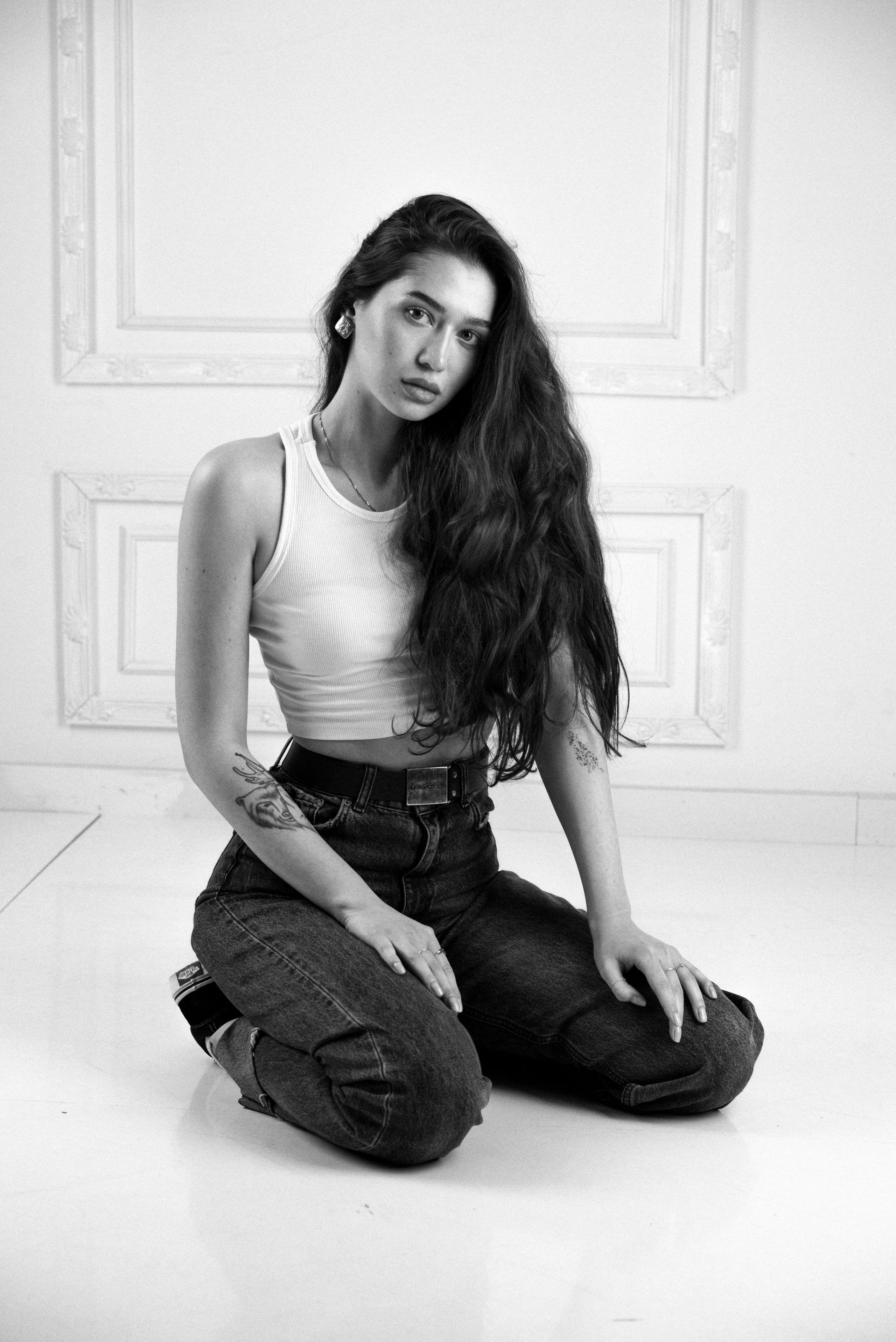 Фотосьемка девушки Лизы в студии в стиле Сепия