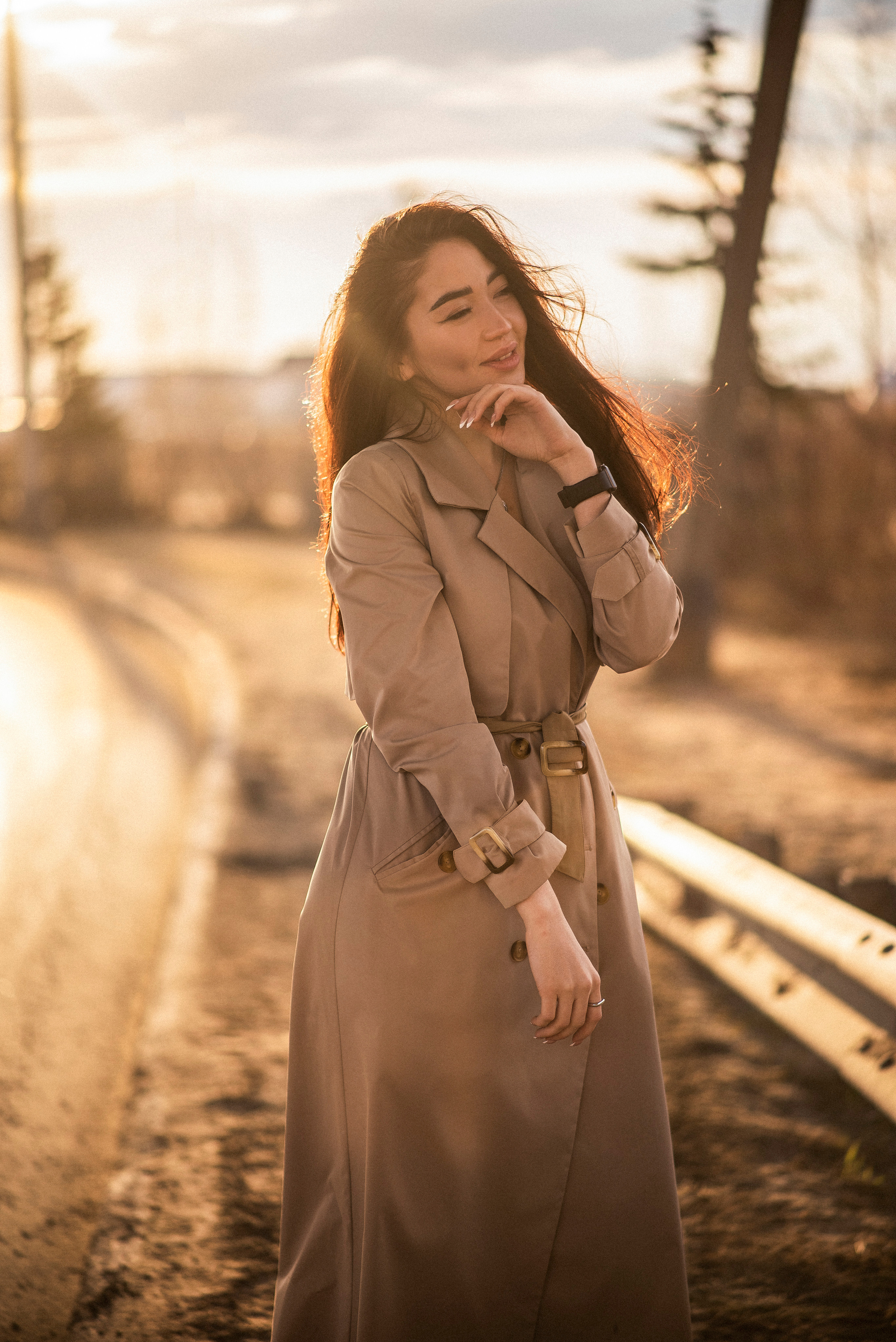 Городская фотосессия Регины на фоне автомобильного моста