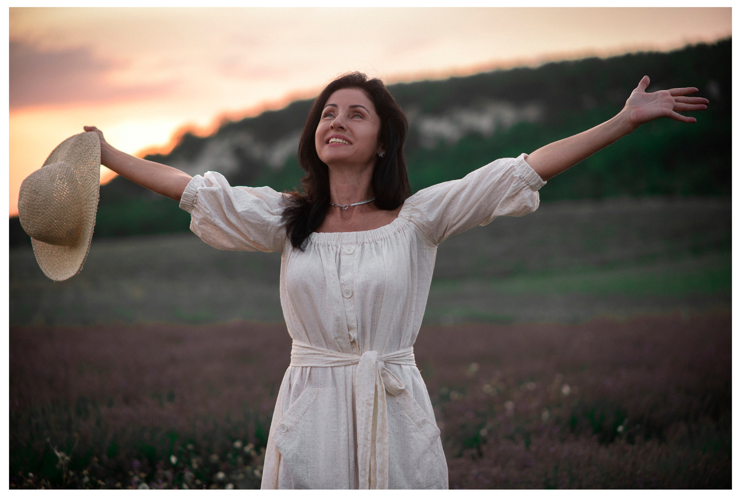 Семейная фотосьемка мамы с дочкой в лавандовом поле на закате дня