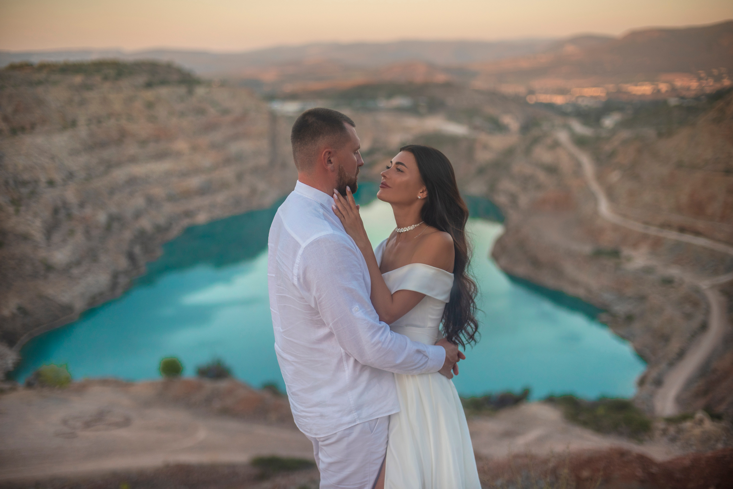 Свадебная фотосьемка на фоне живописных гор Крыма