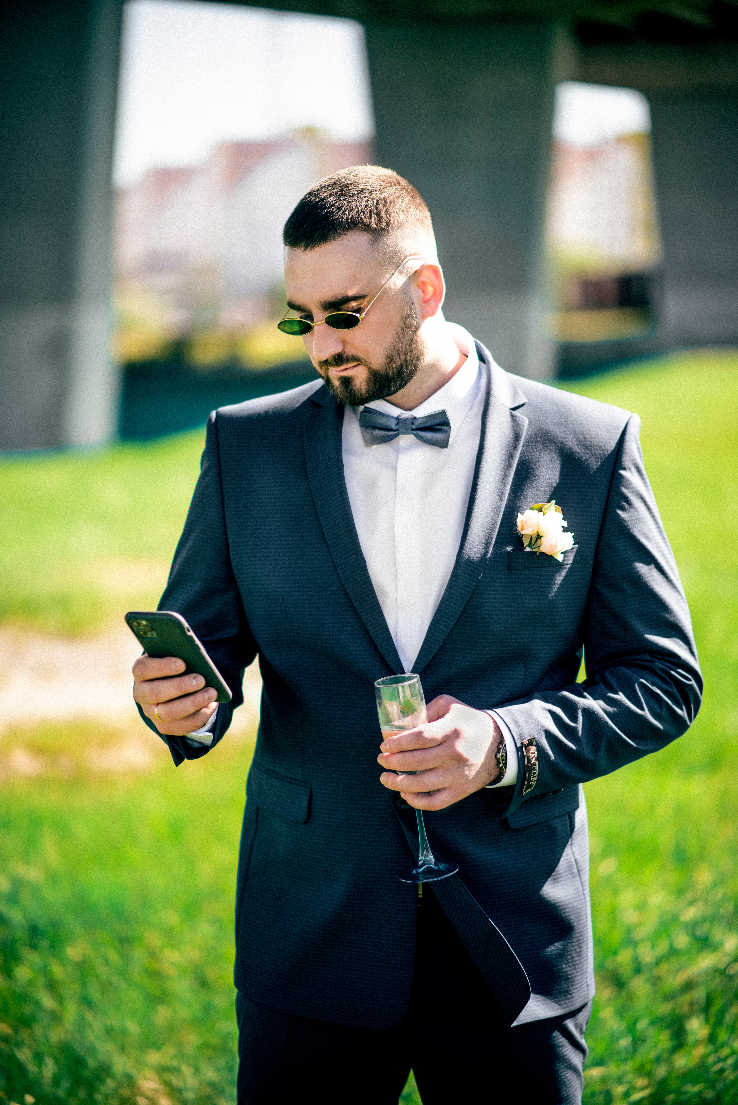 Свадебная фотосессия Елены и Александра на фоне спокойного города