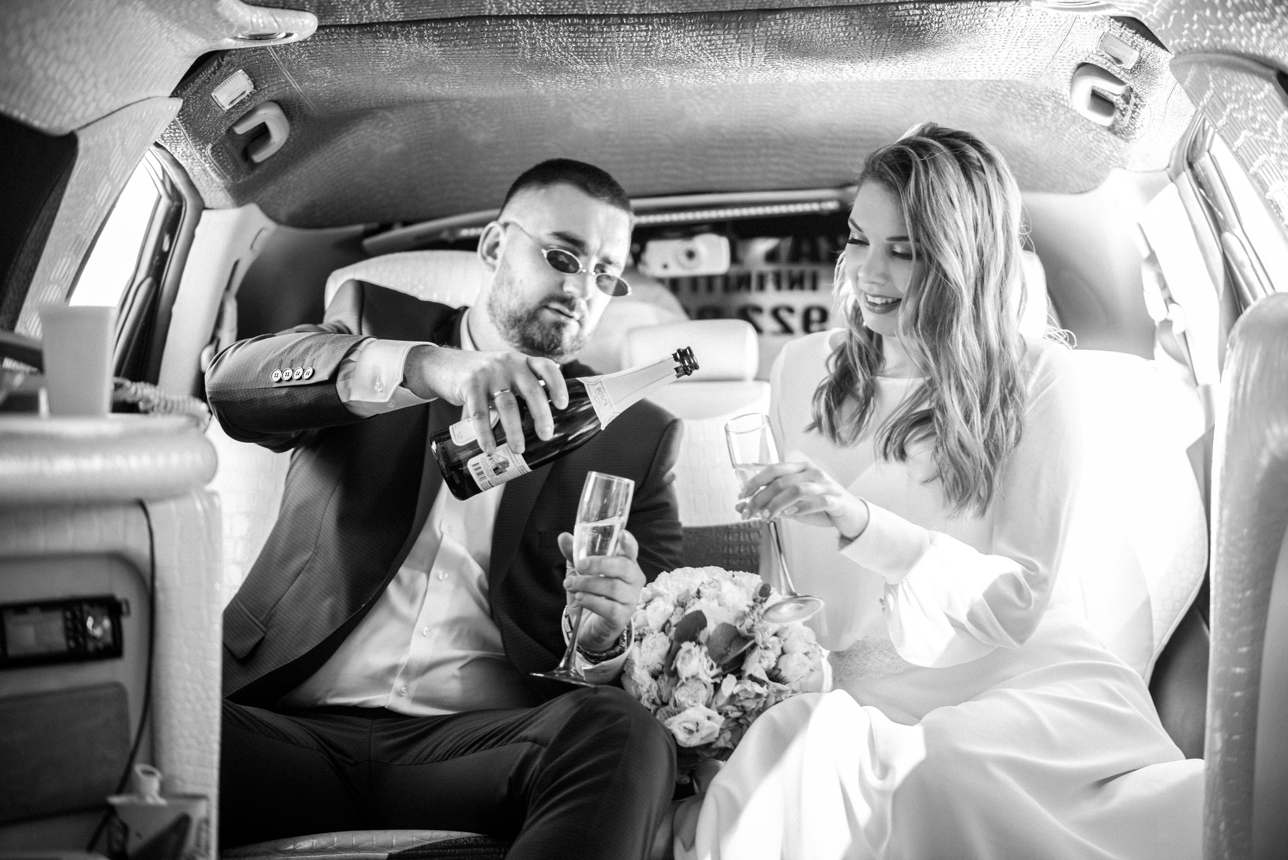 Свадебная фотосессия Елены и Александра на фоне спокойного города