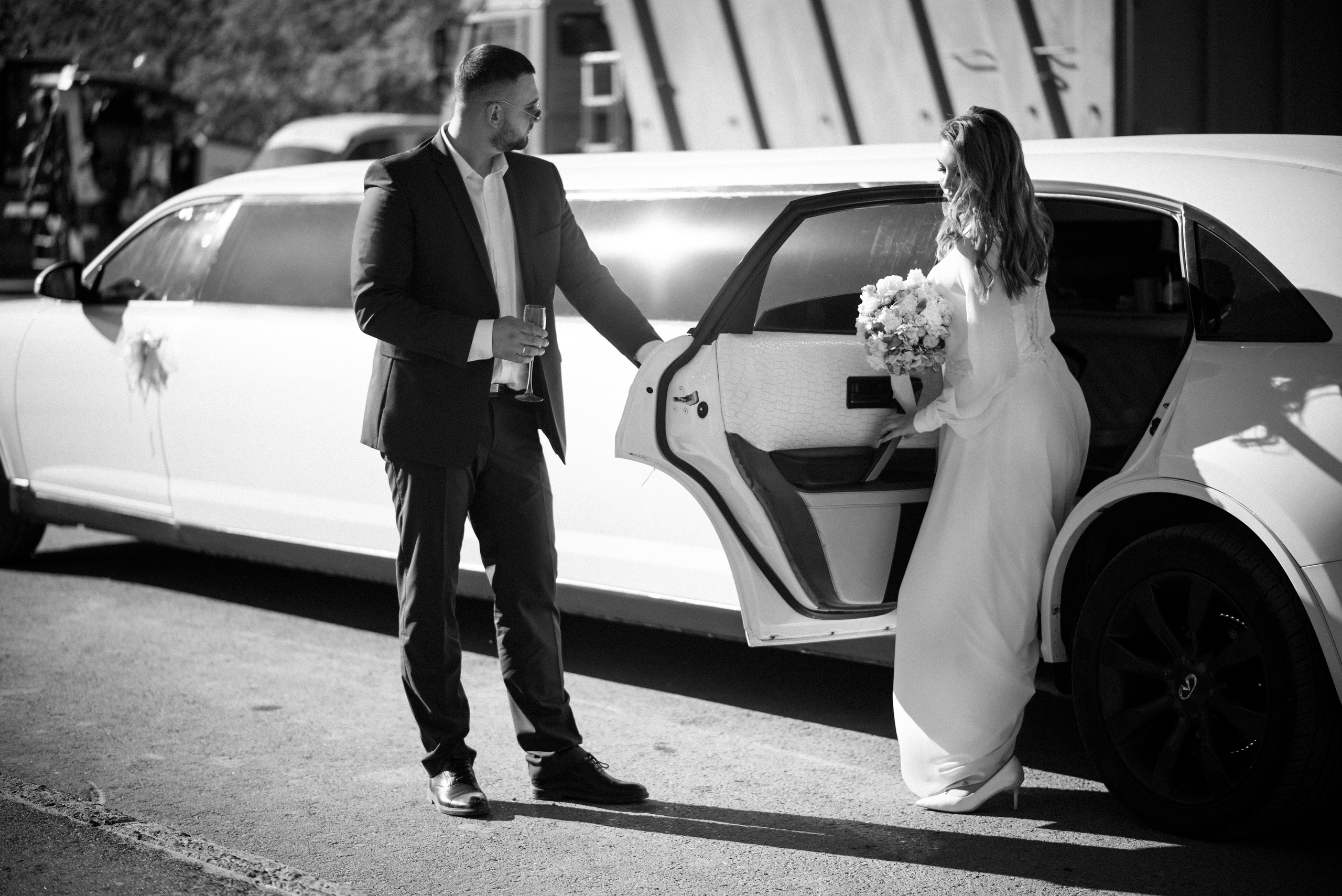 Свадебная фотосессия Елены и Александра на фоне спокойного города