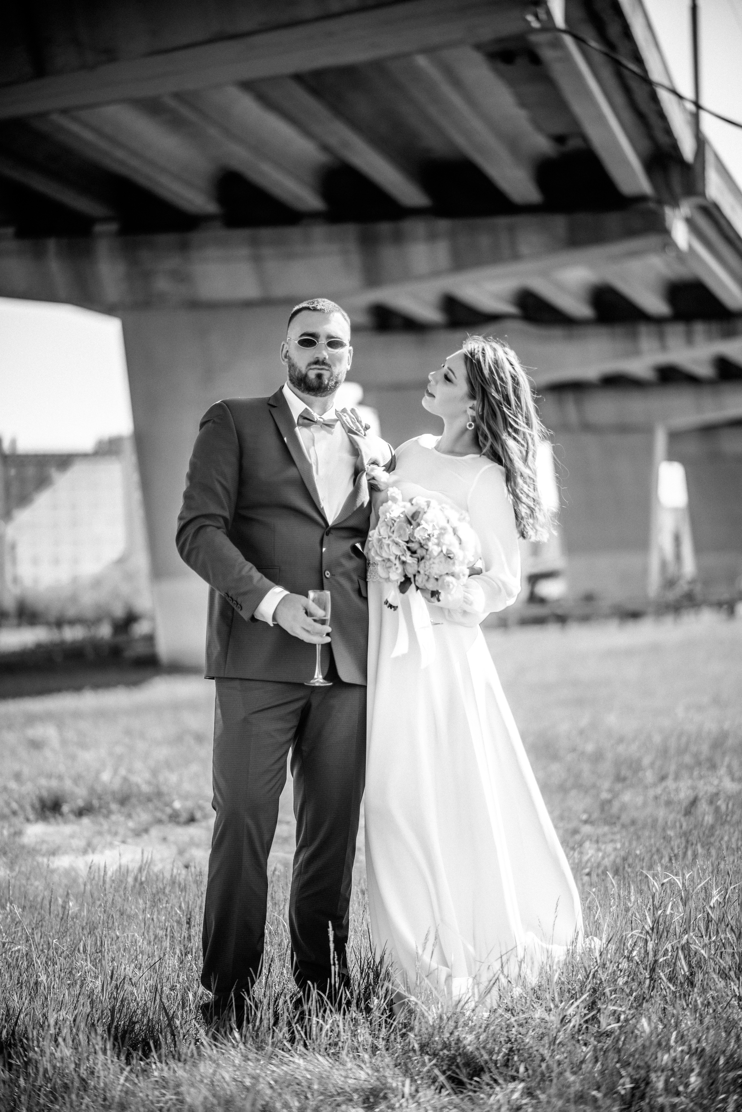 Свадебная фотосессия Елены и Александра на фоне спокойного города