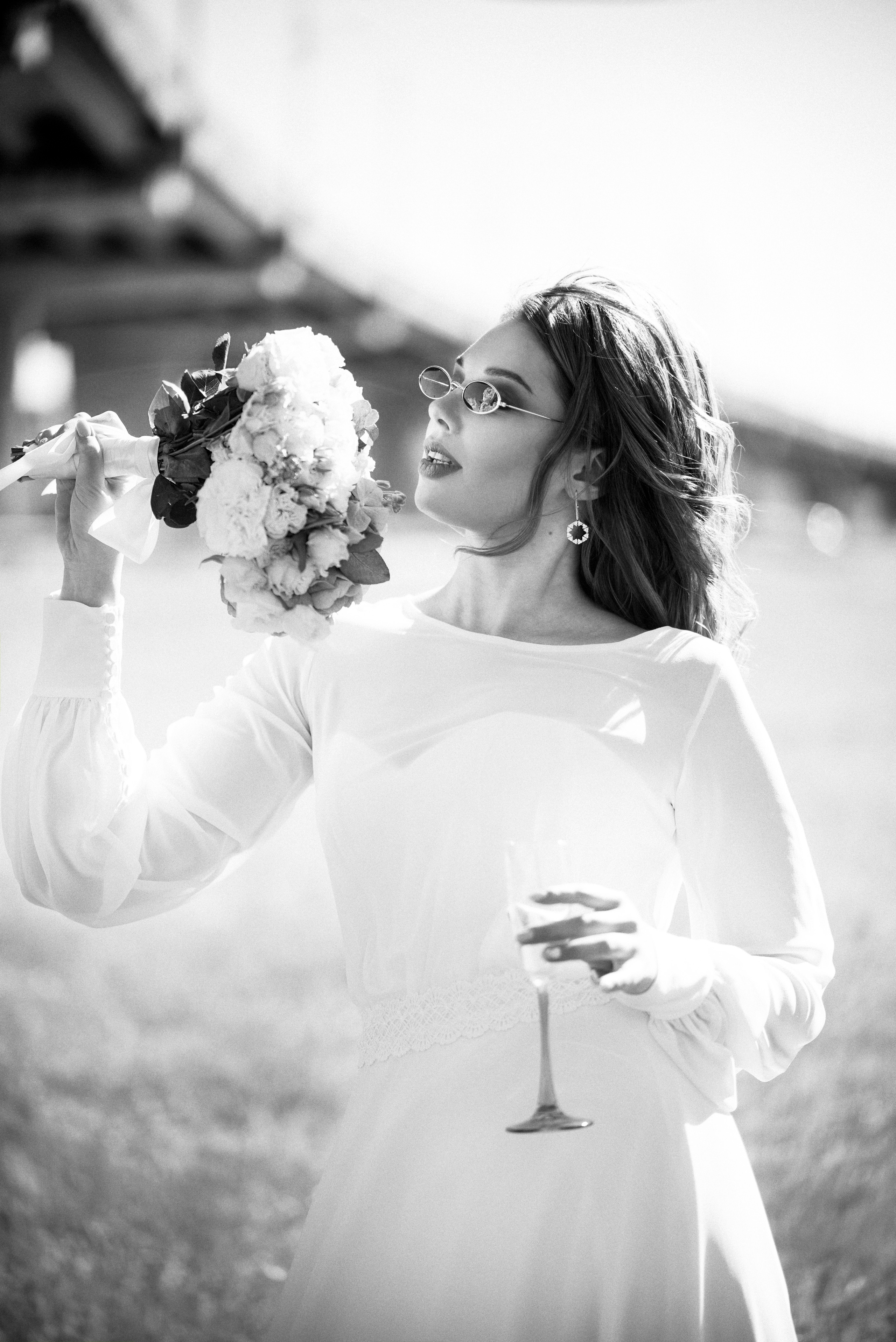 Свадебная фотосессия Елены и Александра на фоне спокойного города