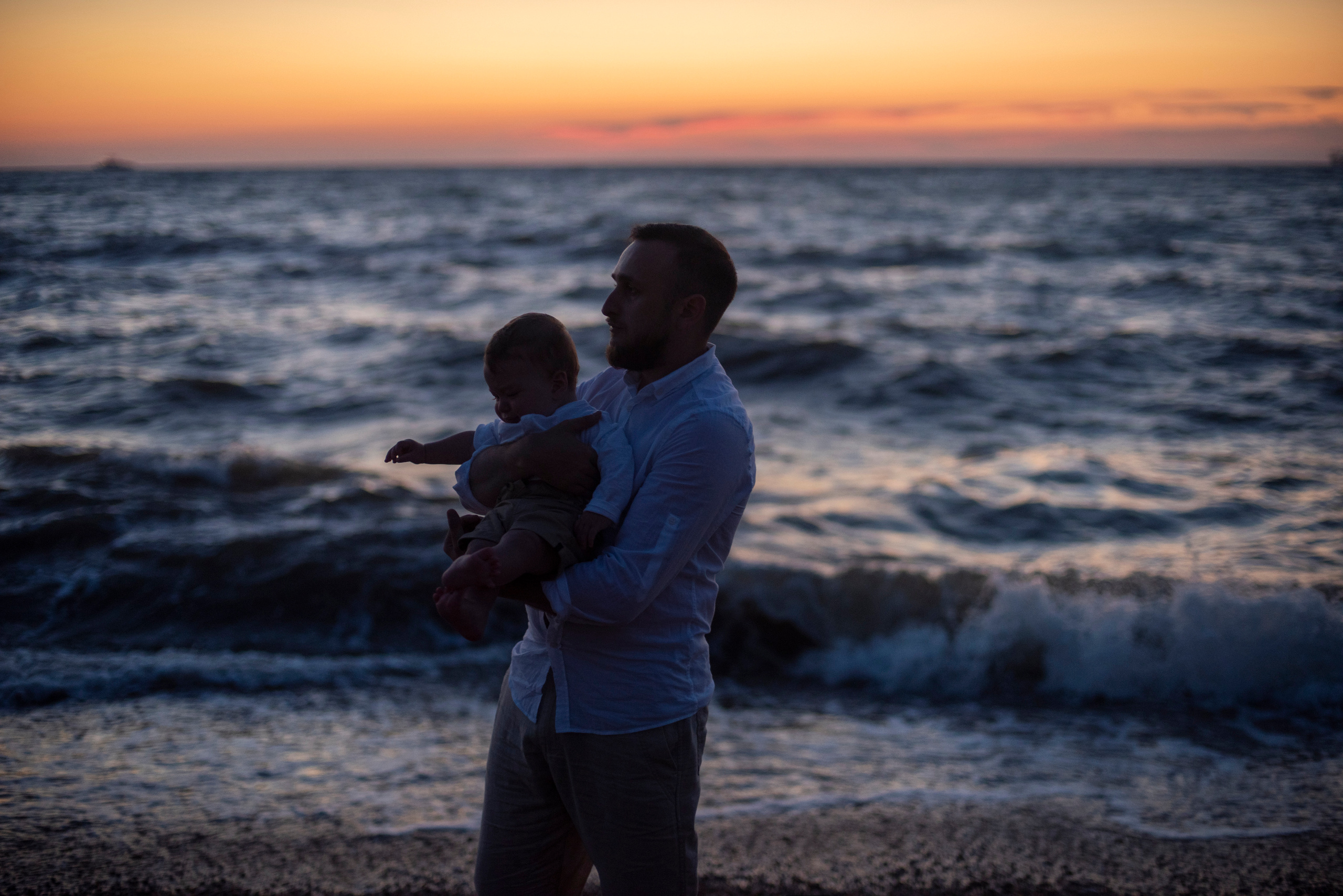 Семейная фотосьемка в стиле "конная прогулка" на фоне моря