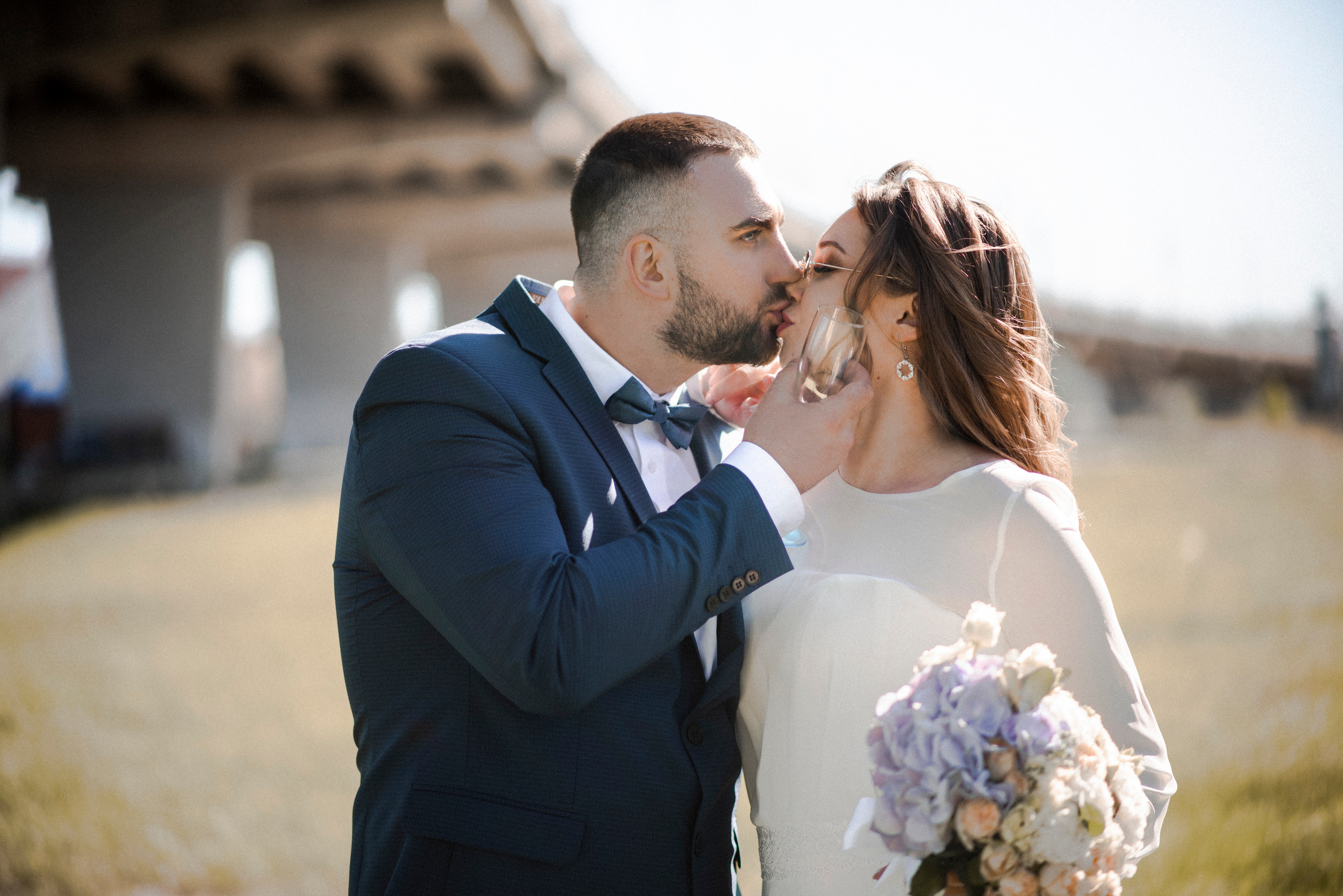 Свадебная фотосессия Елены и Александра на фоне спокойного города