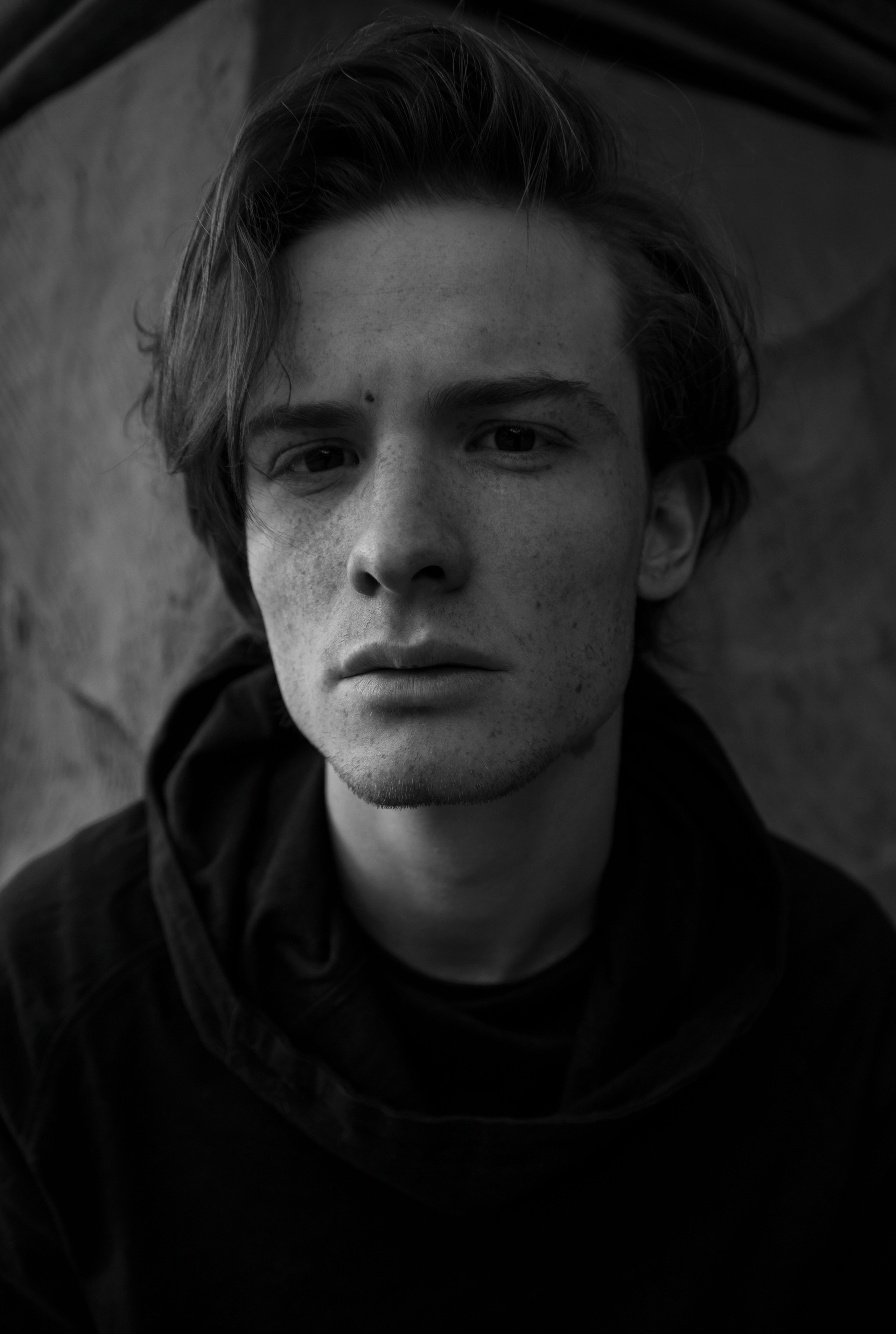 Фотосессия Егора на фоне винтажного здания на открытом воздухе